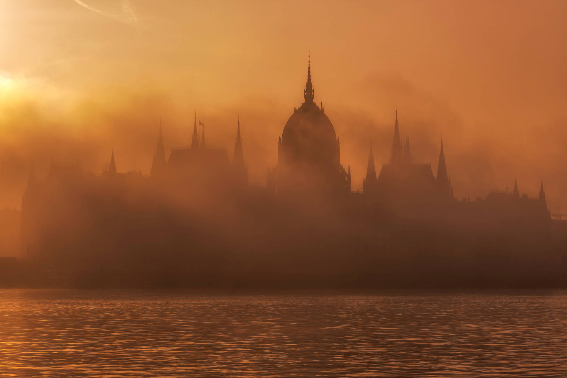 Edificiosen La Hora Dorada Con Humo En Alta Definición. Fondo de pantalla