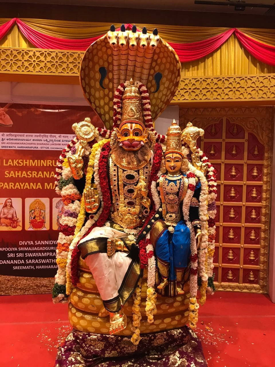 Statuad'oro Di Lakshmi E Narasimha Sfondo