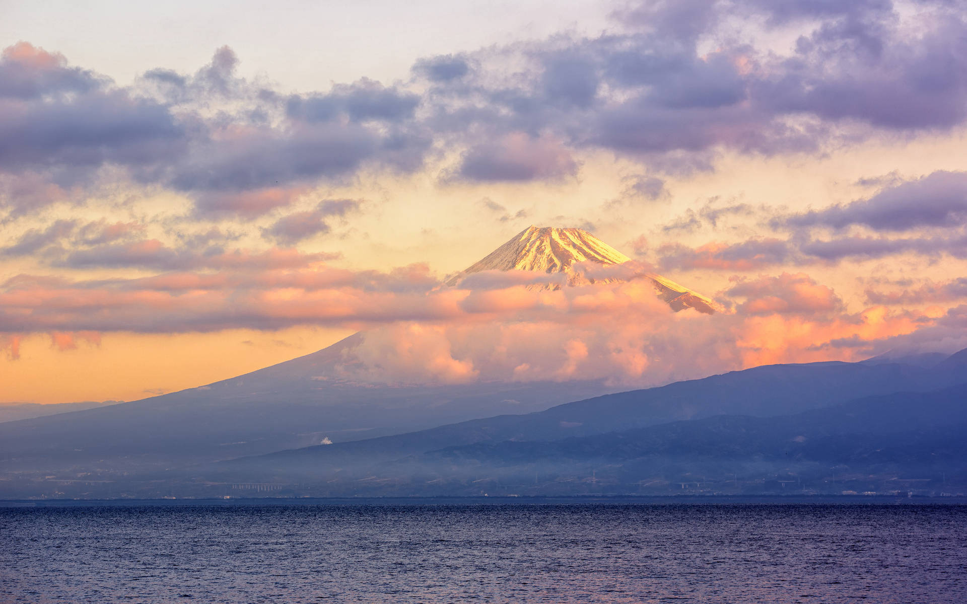 Guld Mount Fuji-motiv på en lyseblå baggrund. Wallpaper