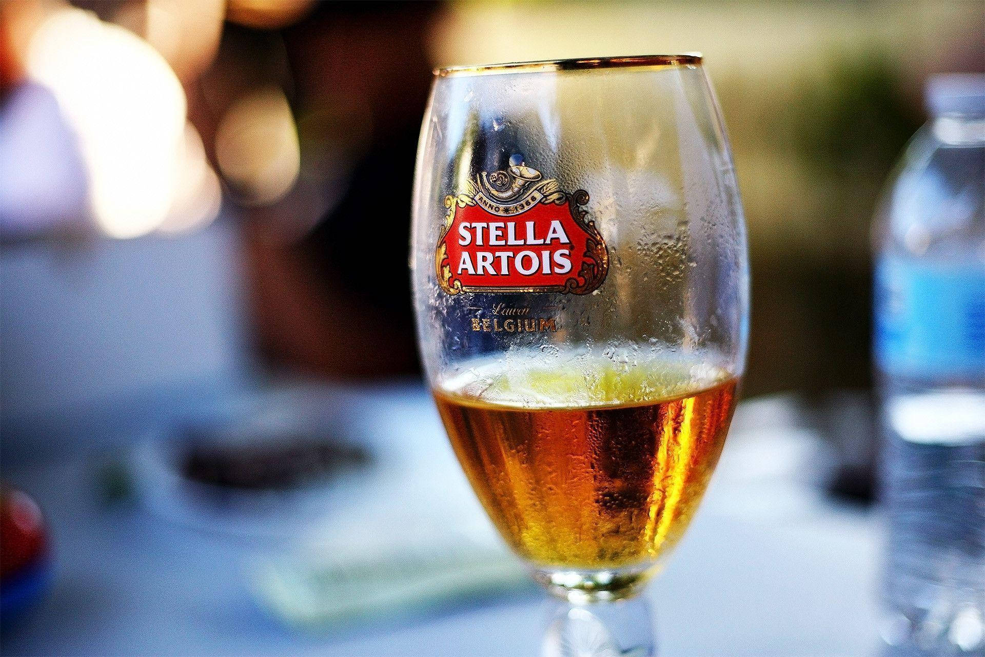 Cervejagolden Stella Artois Em Foco. Papel de Parede