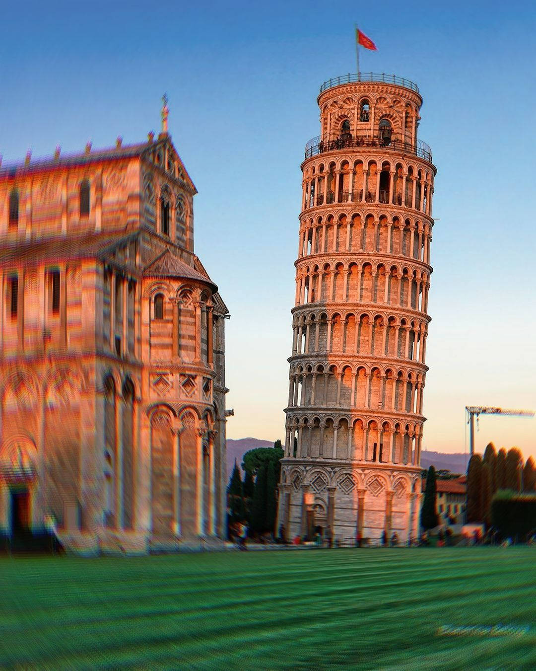 Rayosde Sol Dorados En La Torre De Pisa Fondo de pantalla