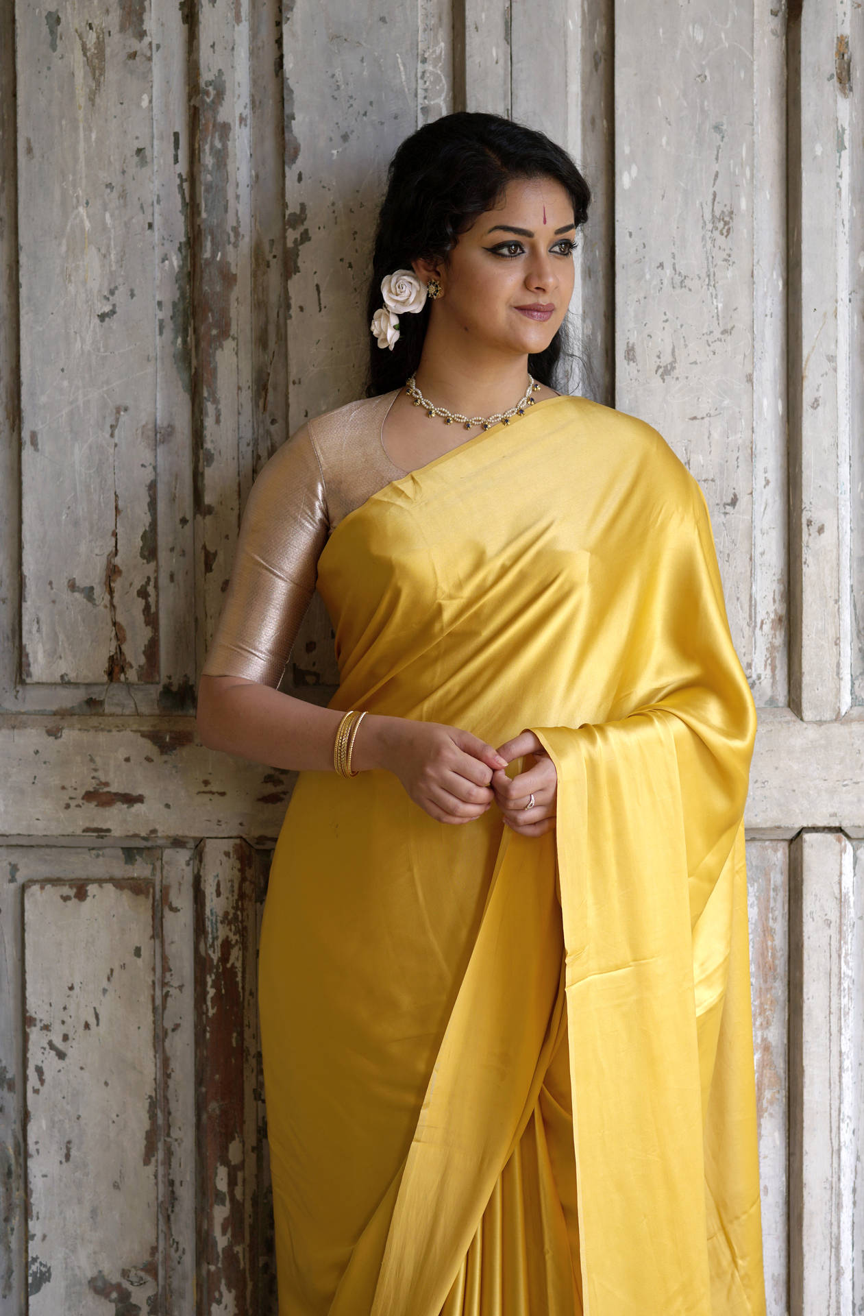 Fundode Tela Dourado Amarelo Com Keerthi Suresh Vestindo Um Sari. Papel de Parede