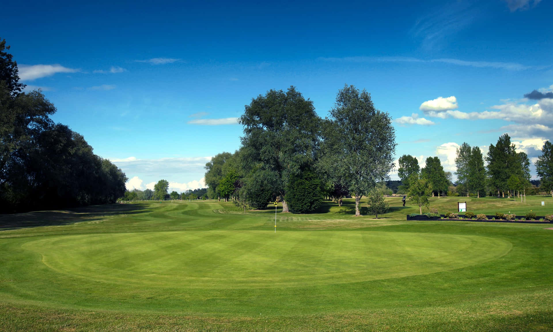 Relax and Challenge Yourself at this Picturesque Golf Course