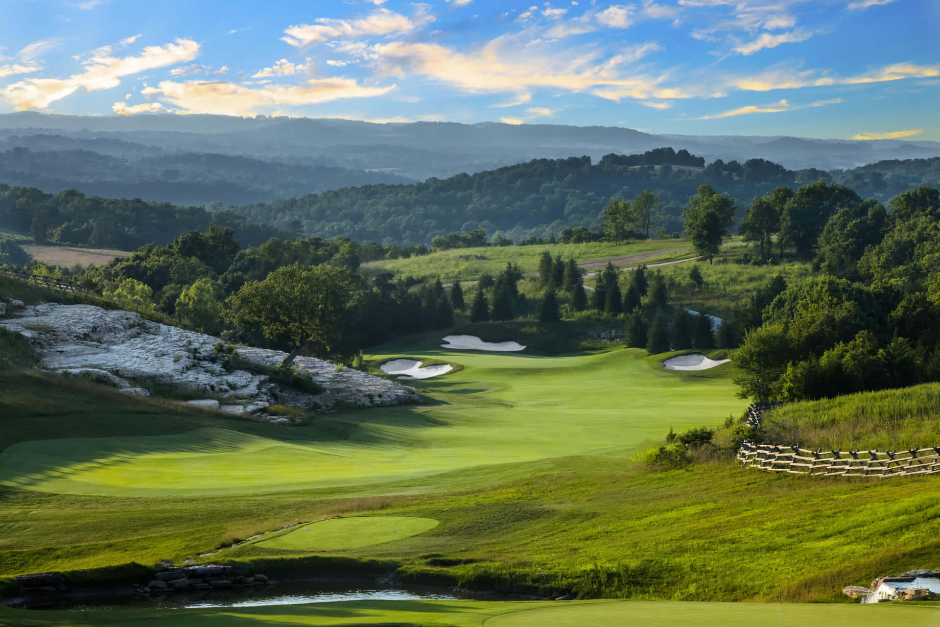 Uncampo Da Golf Con Recinzione E Vista Sulla Montagna