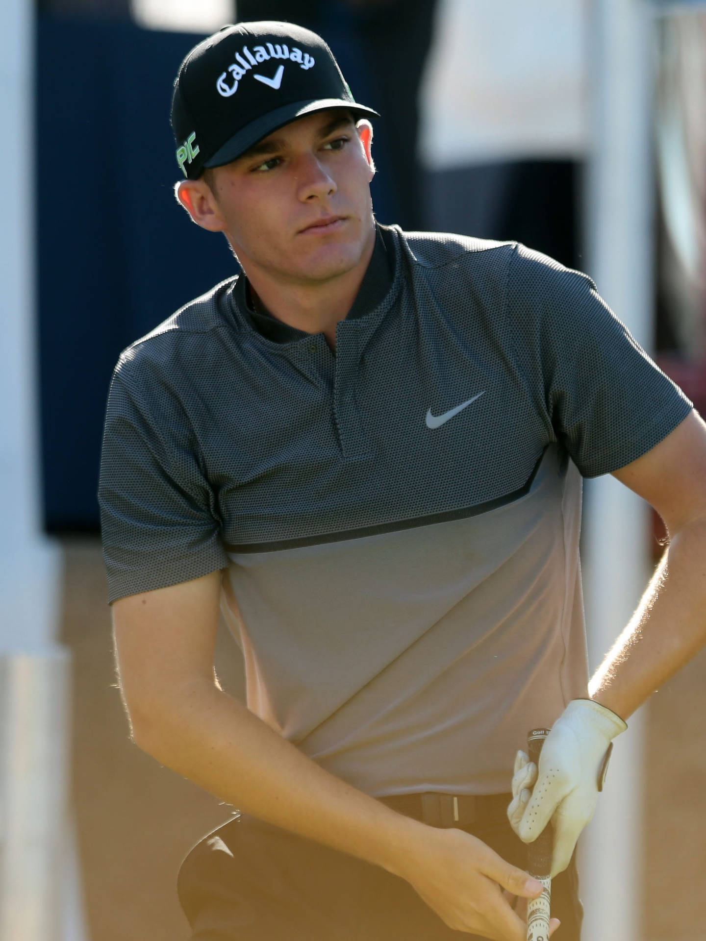 Golfistaaaron Wise Con Una Camiseta De Nike. Fondo de pantalla