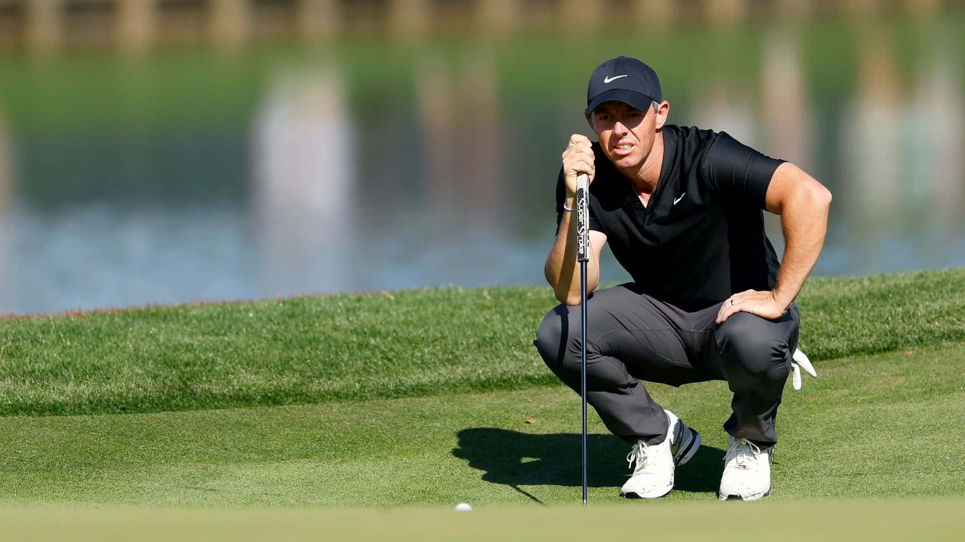 Golfeur Évaluant Un Putt Au Players Championship Fond d'écran