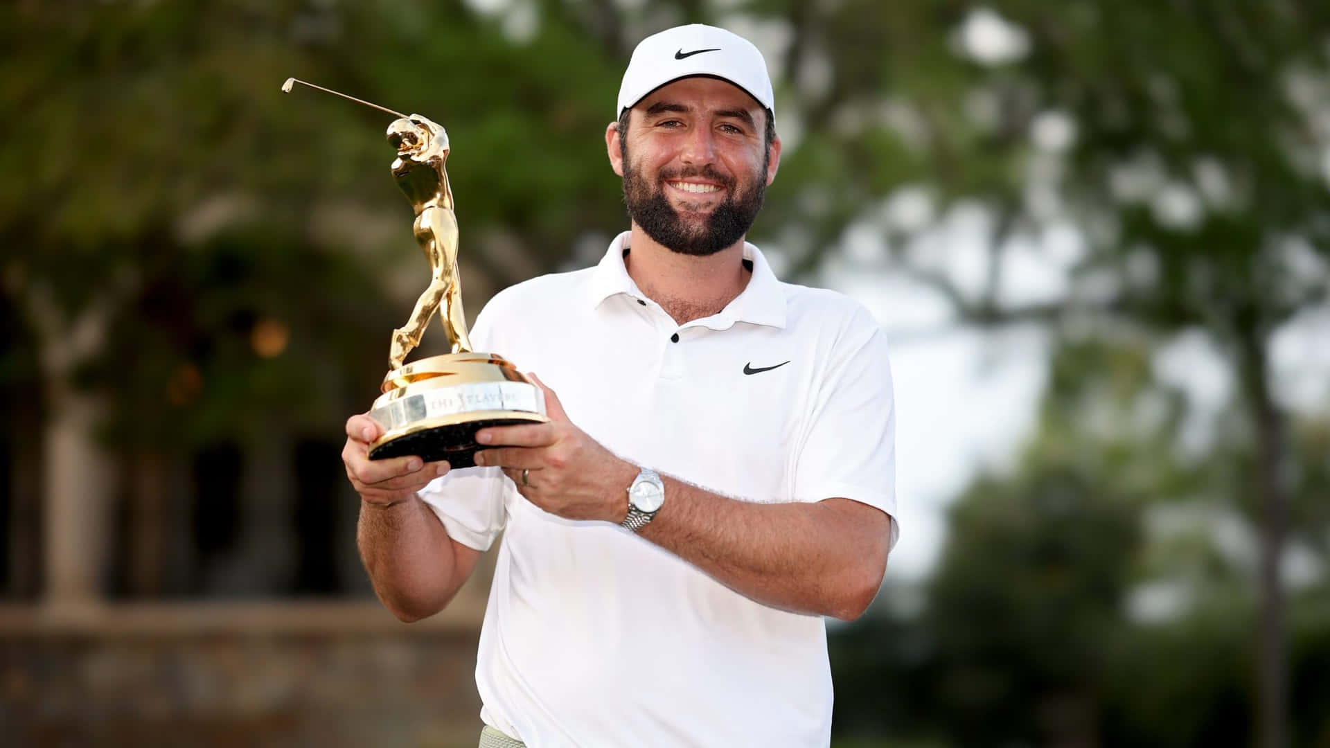 Golfeur Tenant Le Trophée Au Players Championship Fond d'écran