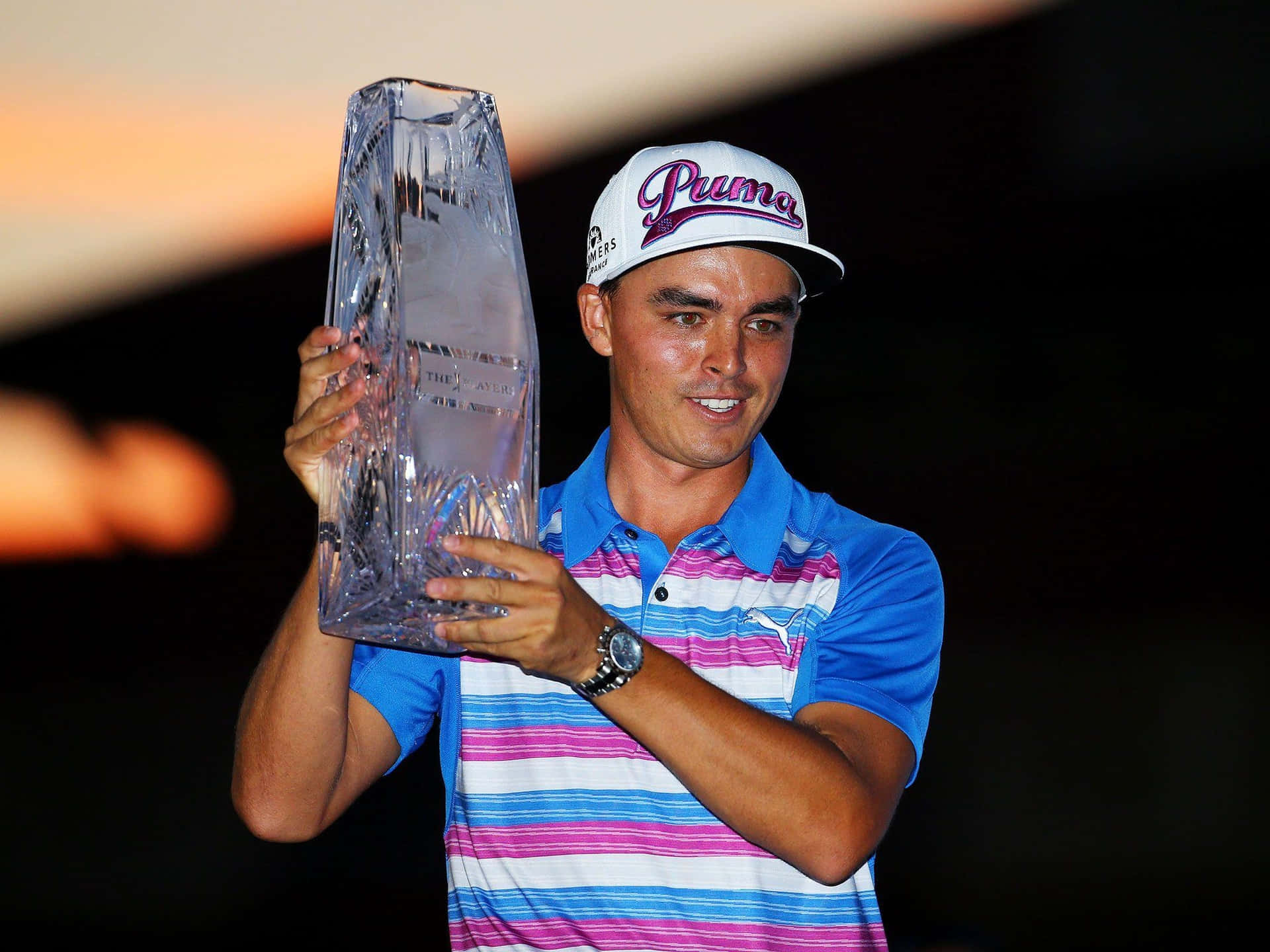 Golfer Met Trofee Bij The Players Championship Achtergrond