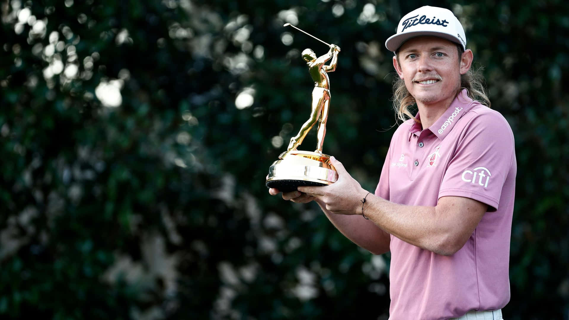 Golfer Met Trofee Bij The Players Championship Achtergrond