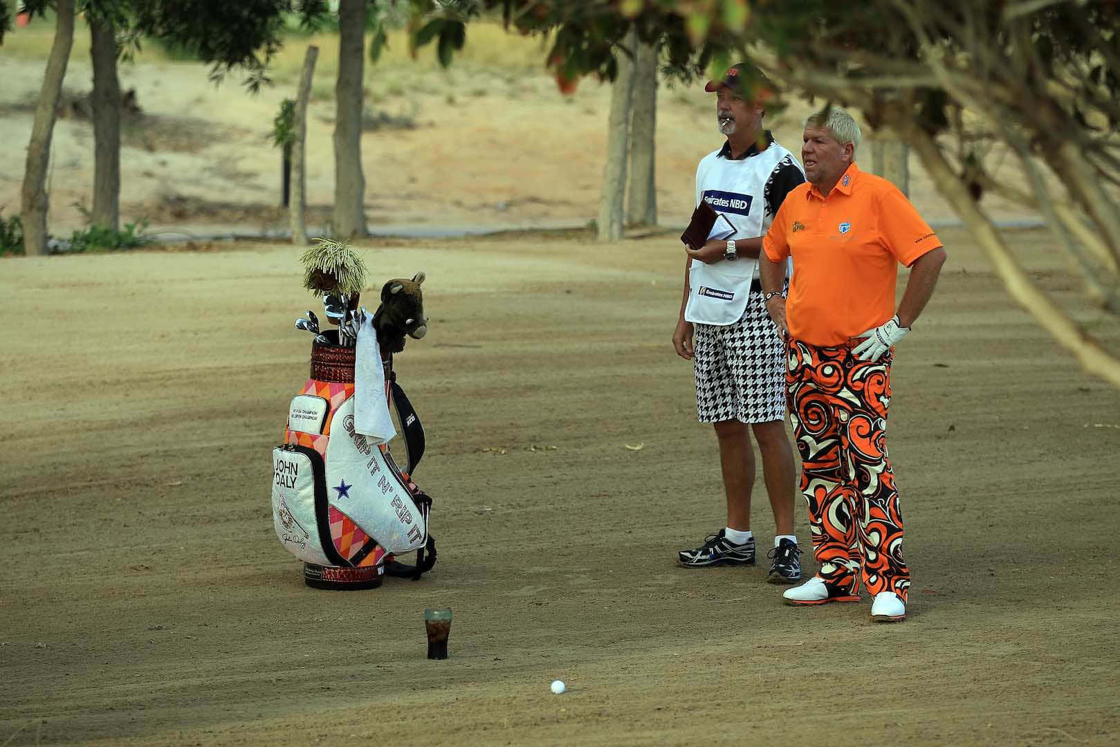 Golferin Flamboyante Broek Kijkt Naar Schot Achtergrond