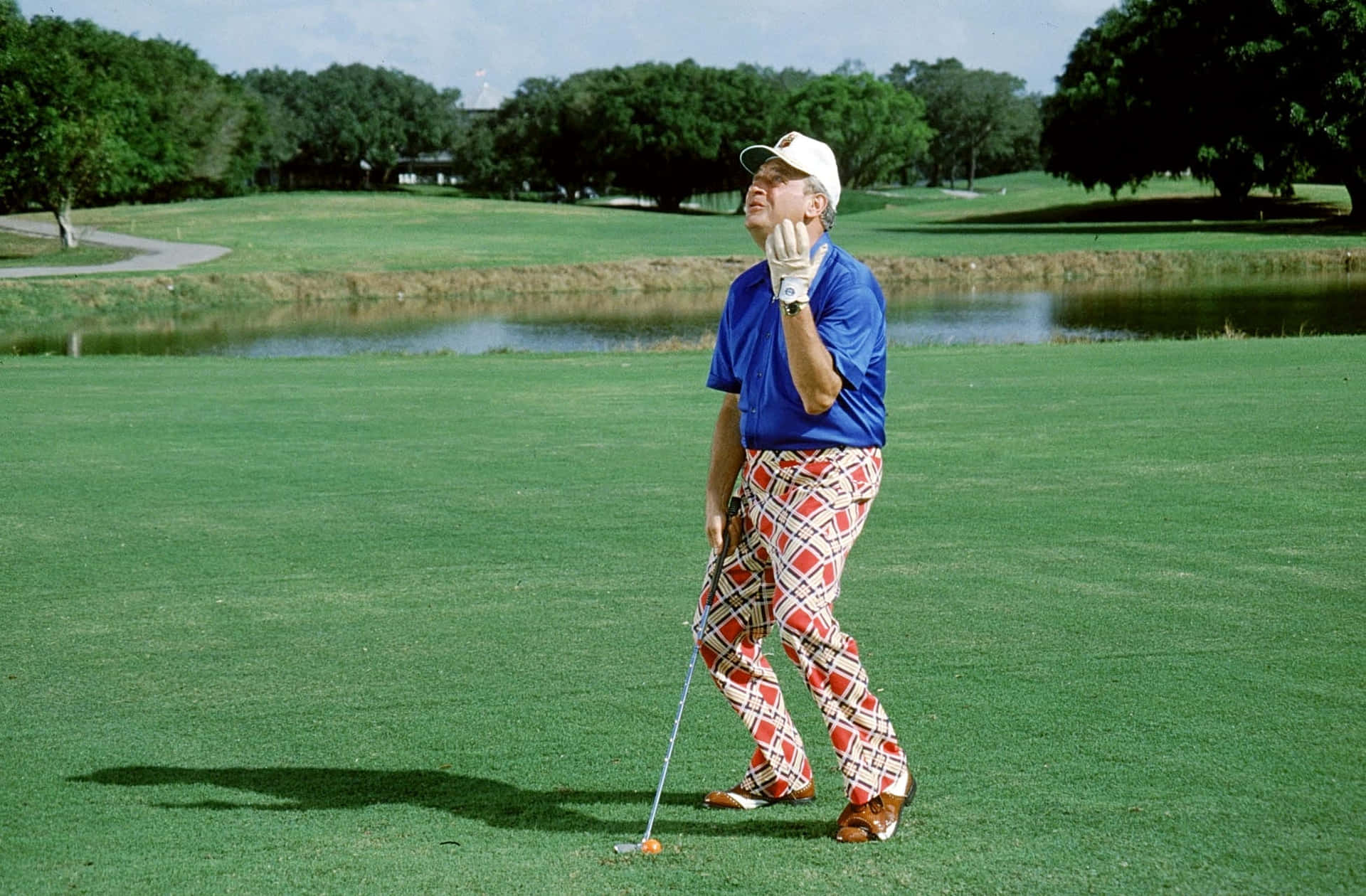 Golferin Geruite Broeken Grappige Pose Achtergrond