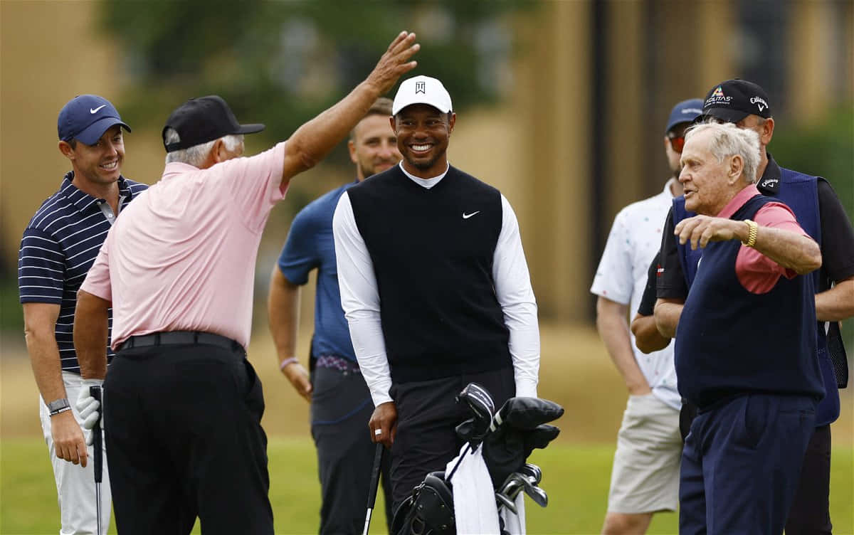 Golfers Genieten Van Grappig Moment Op De Baan.jpg Achtergrond