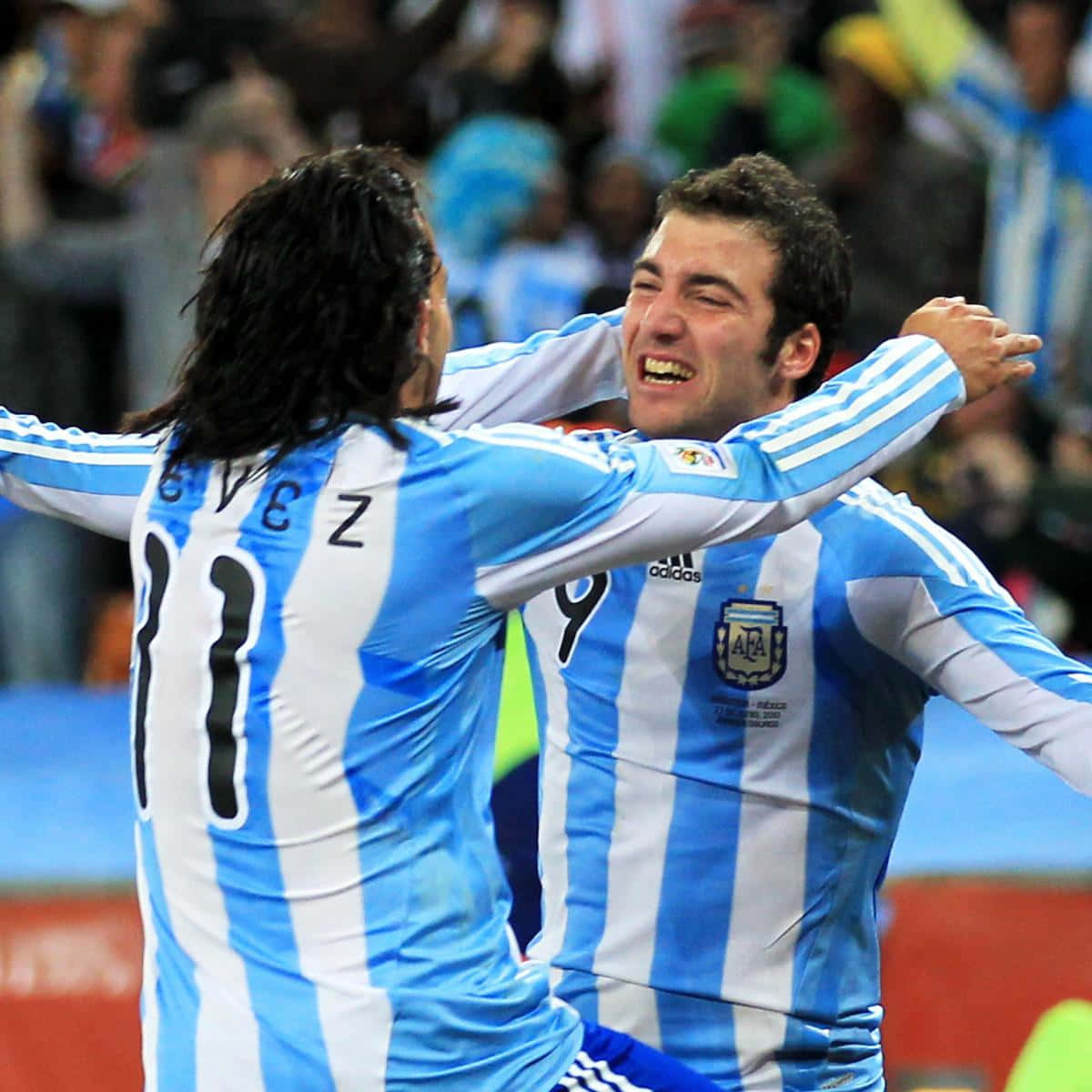 Gonzalohiguain Und Carlos Tevez Bei Der Fifa Weltmeisterschaft 2010. Wallpaper