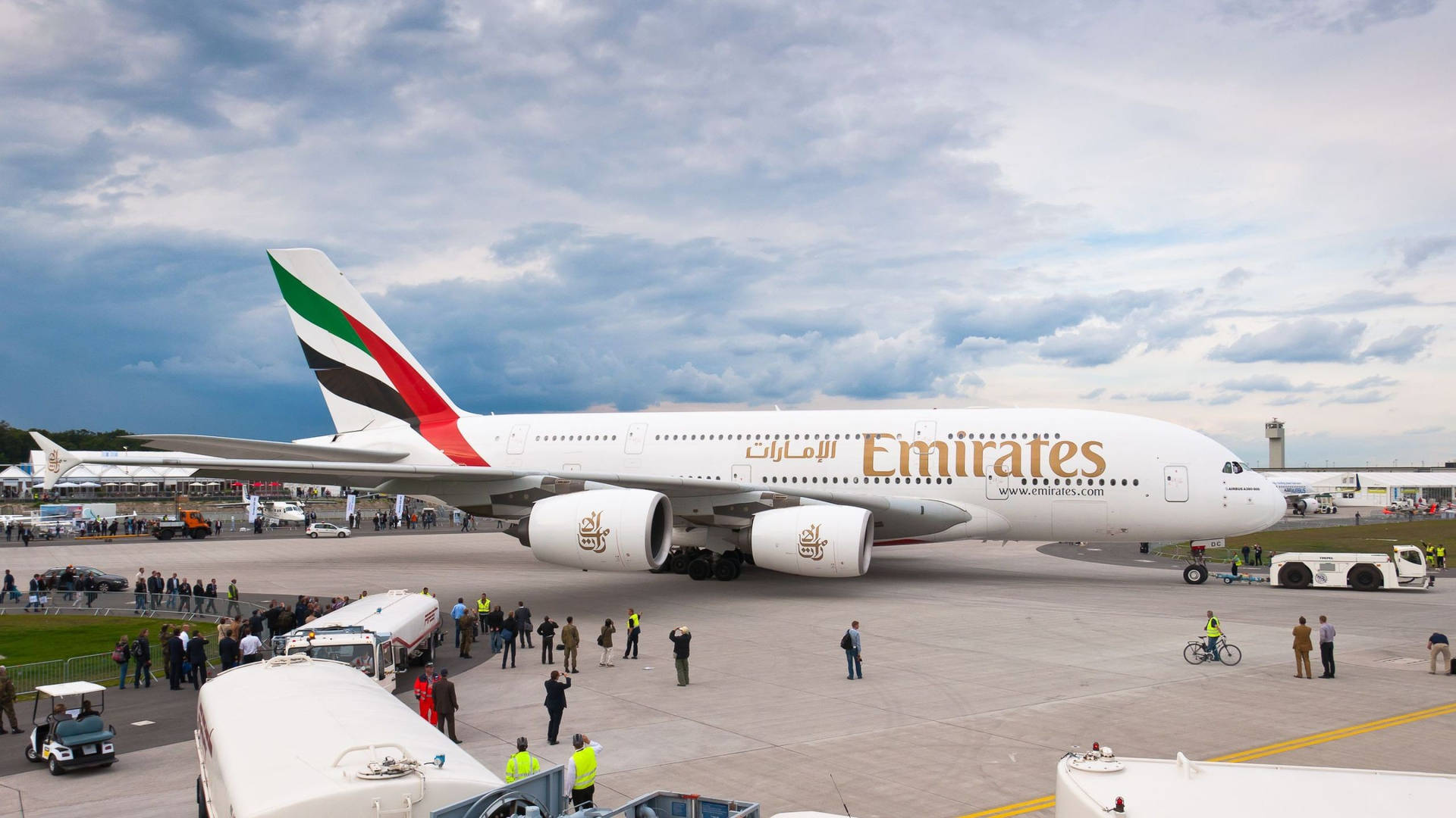 Googleflights Emirates Flugzeug Geparkt. Wallpaper