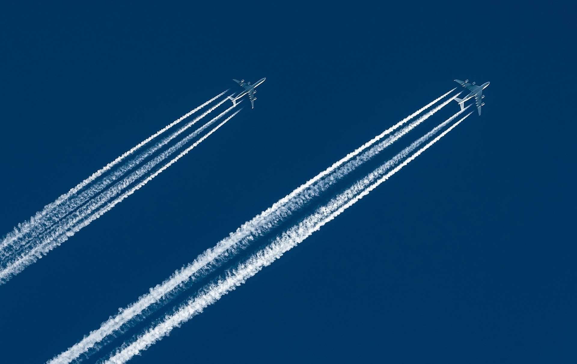 Baggrundsbillede: Se flyflytninger fra verdens fremtrædende lufthavne. - Se flyflytninger fra verdens fremtrædende lufthavne med Google Flights Plane Trails baggrundsbillede. Wallpaper