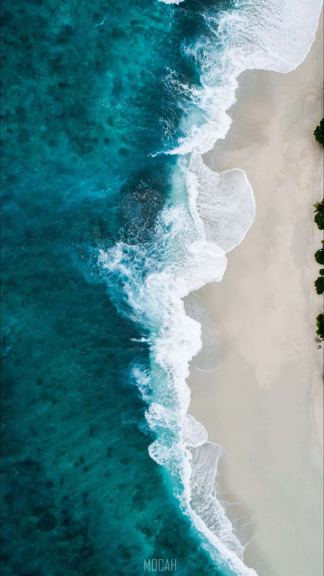 Et strand med bølger og sand Wallpaper