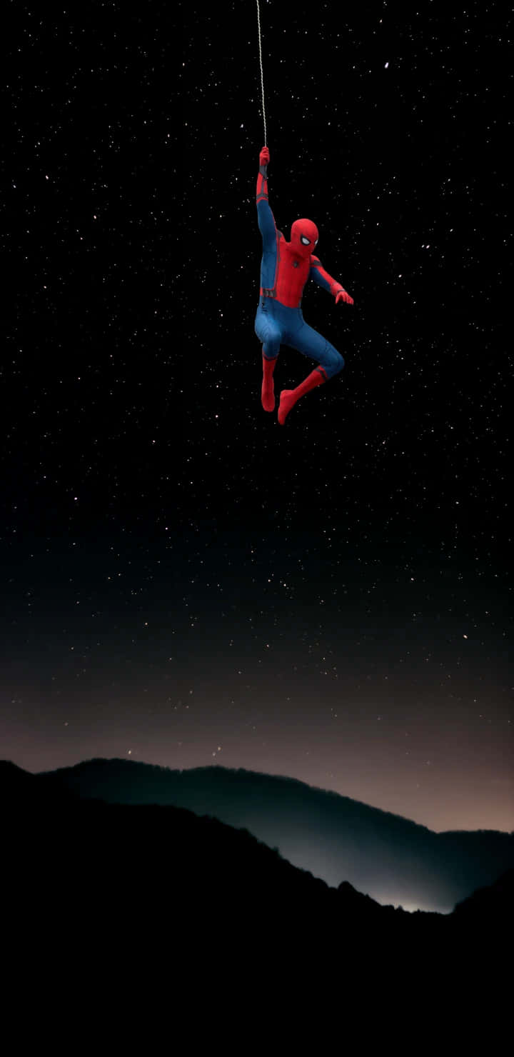 Spiderman Volando A Través Del Cielo Nocturno. Fondo de pantalla