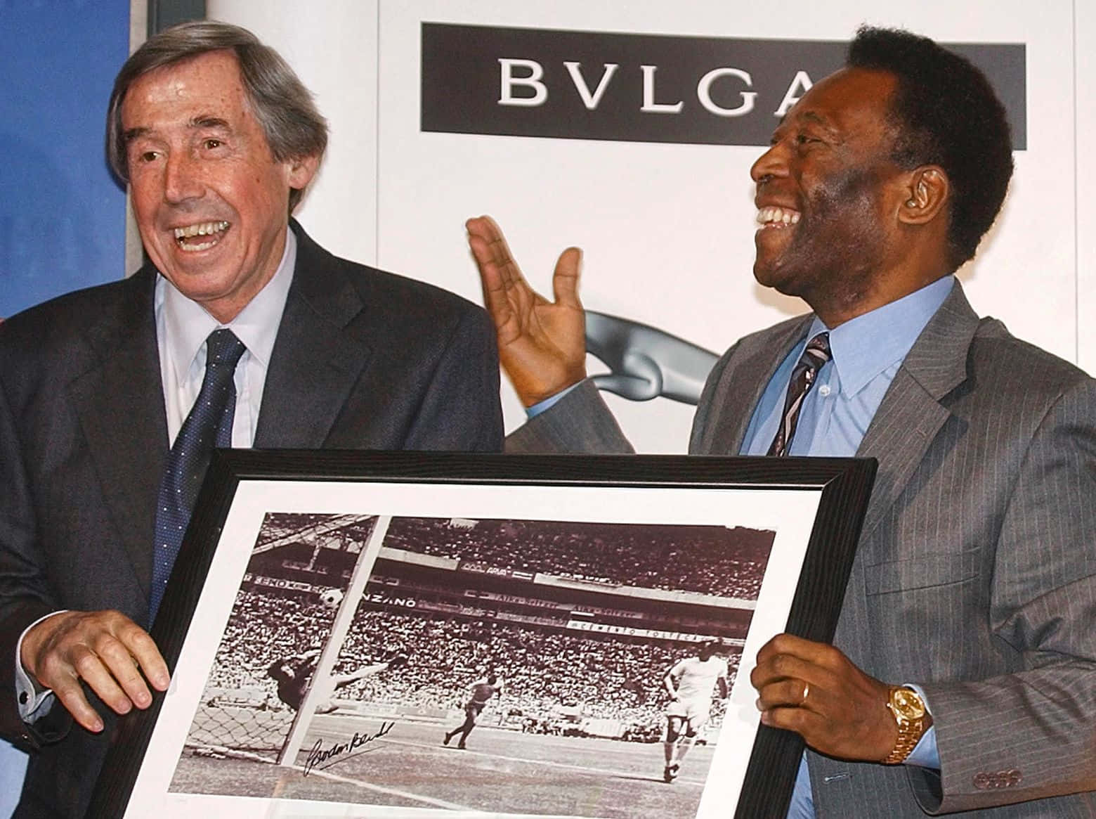 Gordon Banks And Pele During FIFA's 100 Year Anniversary Wallpaper