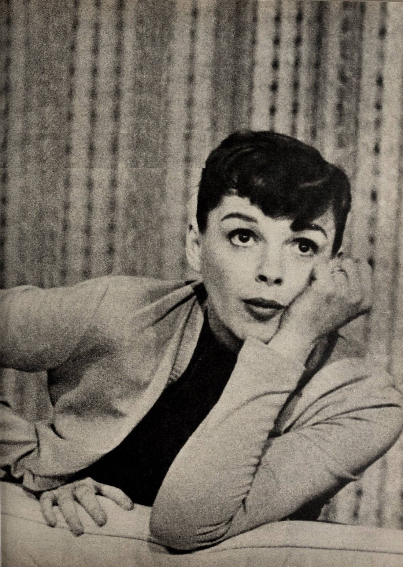 Smukke amerikanske skuespillerinde Judy Garland skinner med entusiasme Wallpaper