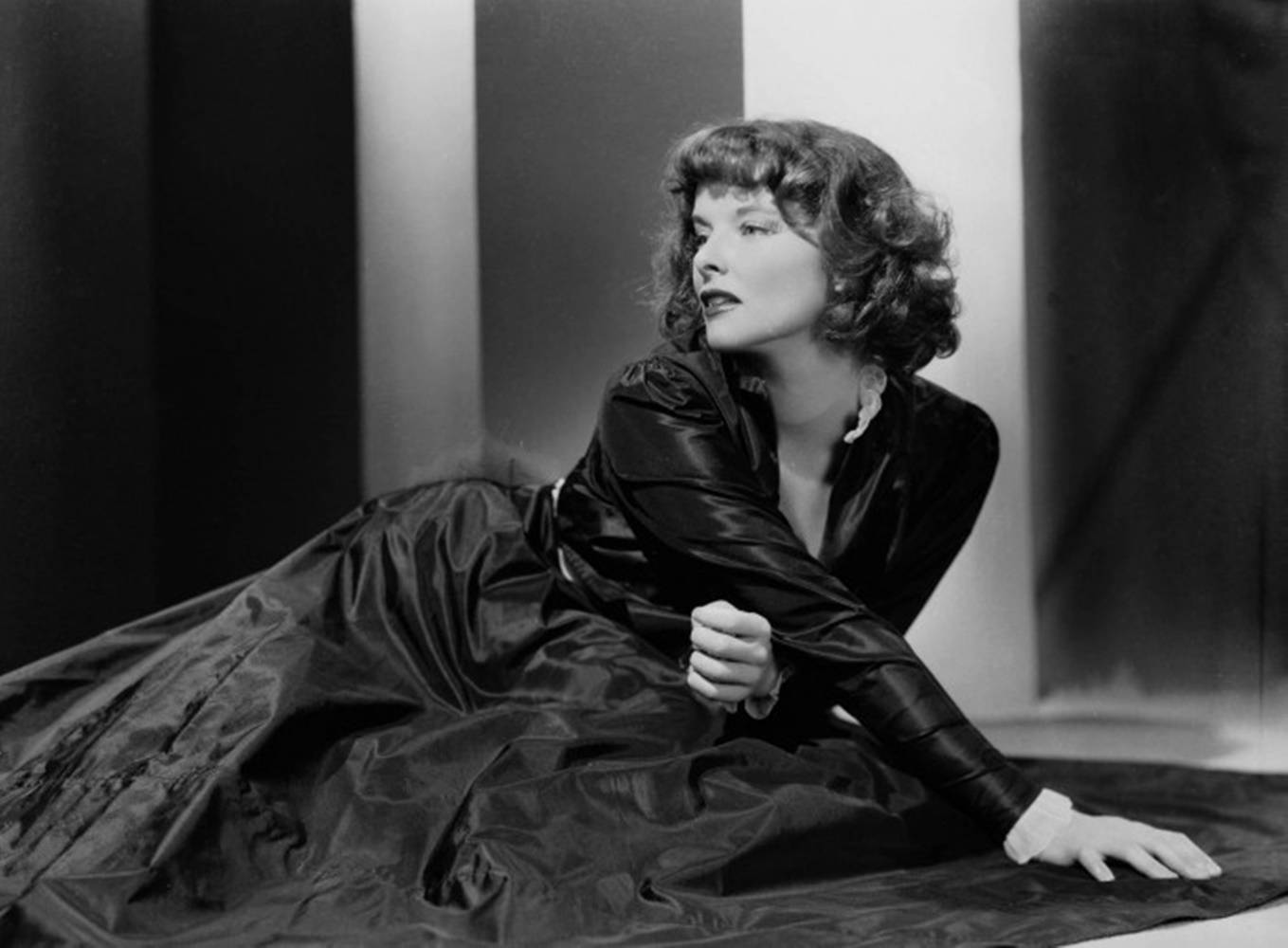 Hermosaactriz Estadounidense Katharine Hepburn Fondo de pantalla