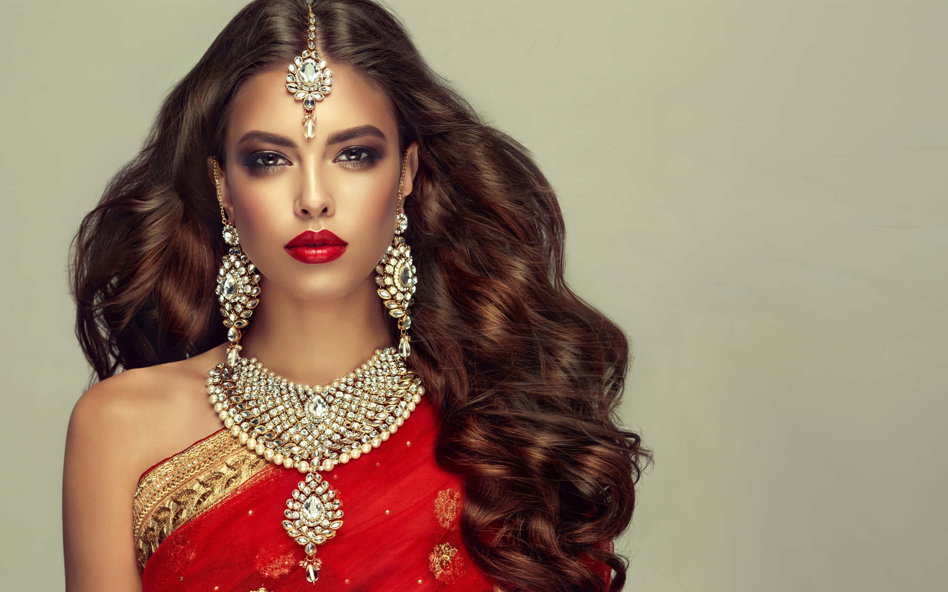 Smukke indiske kvinde iført Dupatta og smykker fotografering Wallpaper