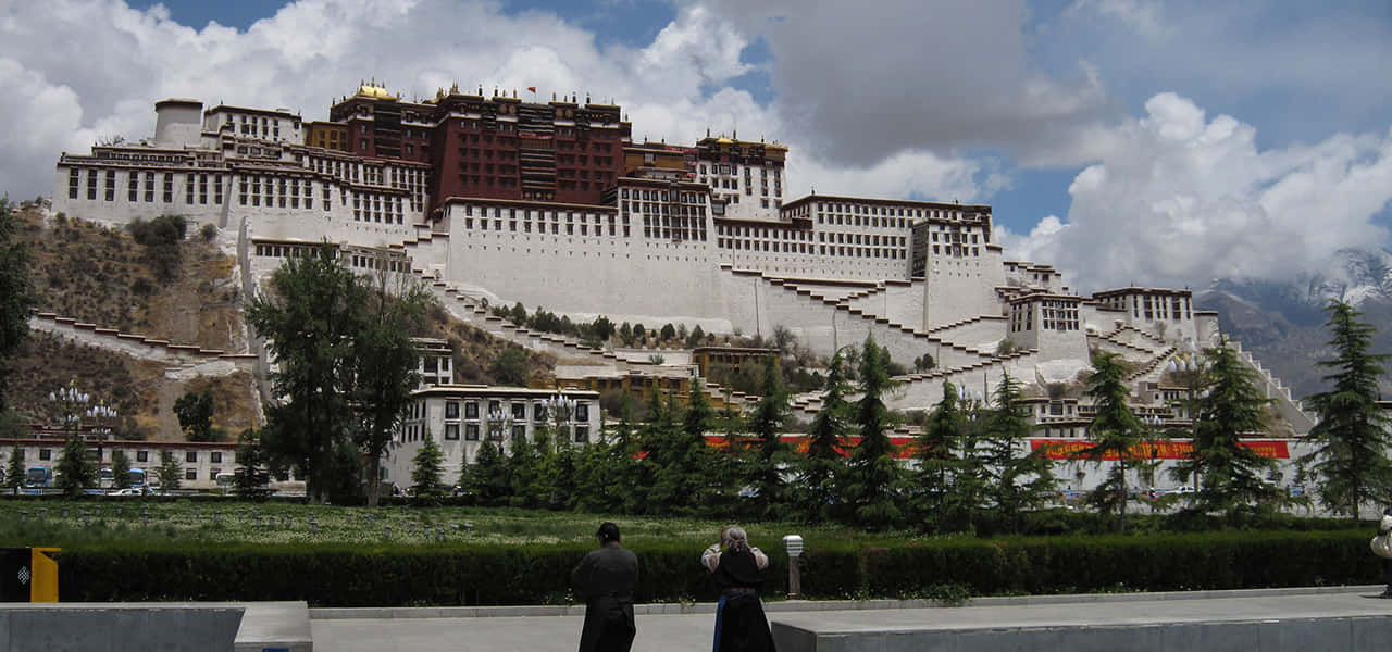 Gorgeous Potala Palace In Lhasa Wallpaper