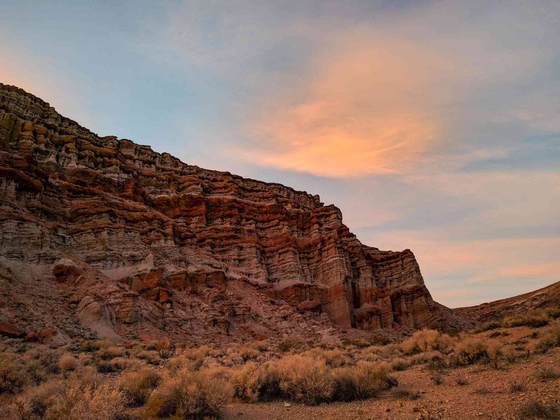 Formaciónde Rocas Rojas Impresionantes En El Desierto. Fondo de pantalla