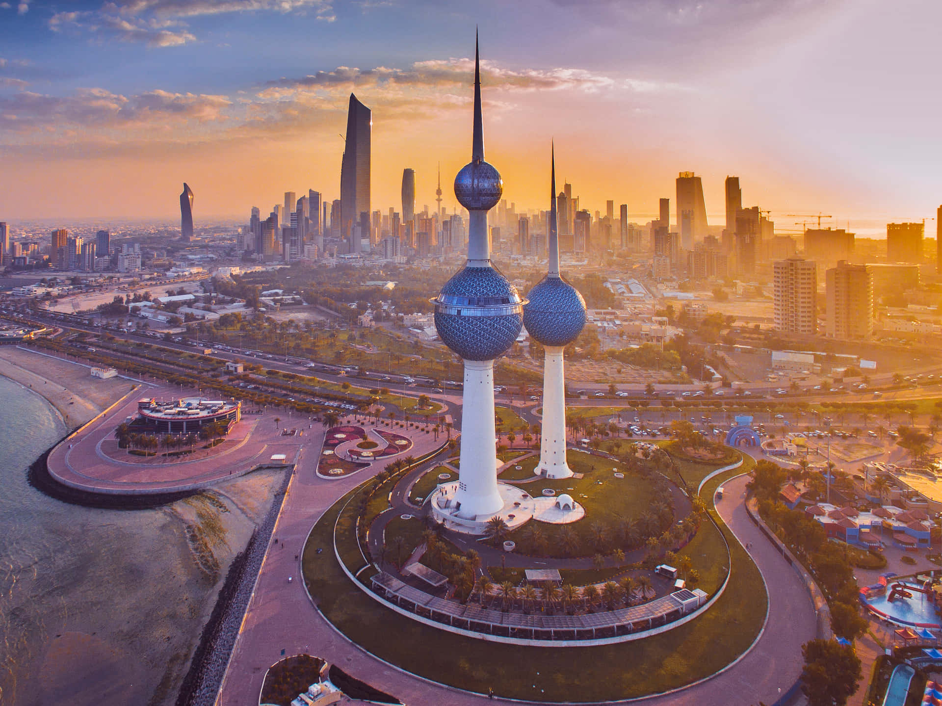 Wunderschönersonnenuntergang Über Den Kuwait Towers Wallpaper