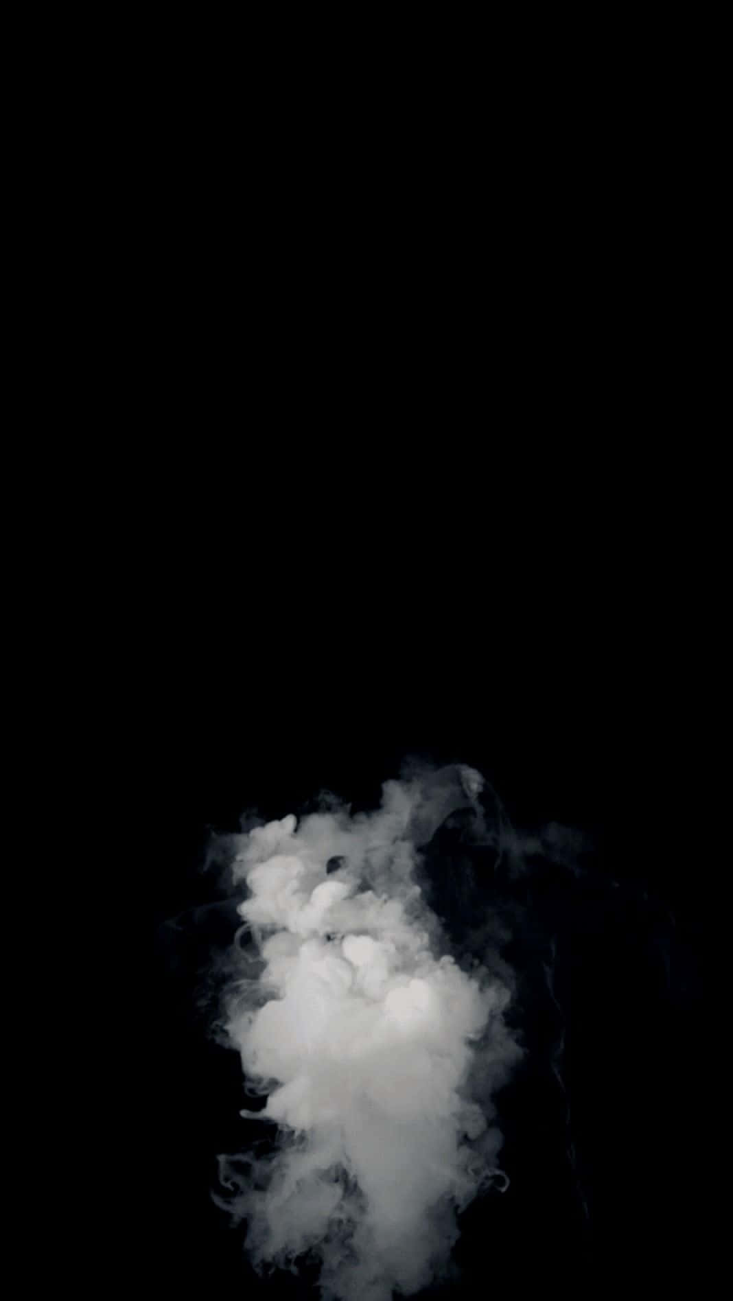 Eineweiße Wolke Schwebt In Der Luft Auf Einem Schwarzen Hintergrund. Wallpaper