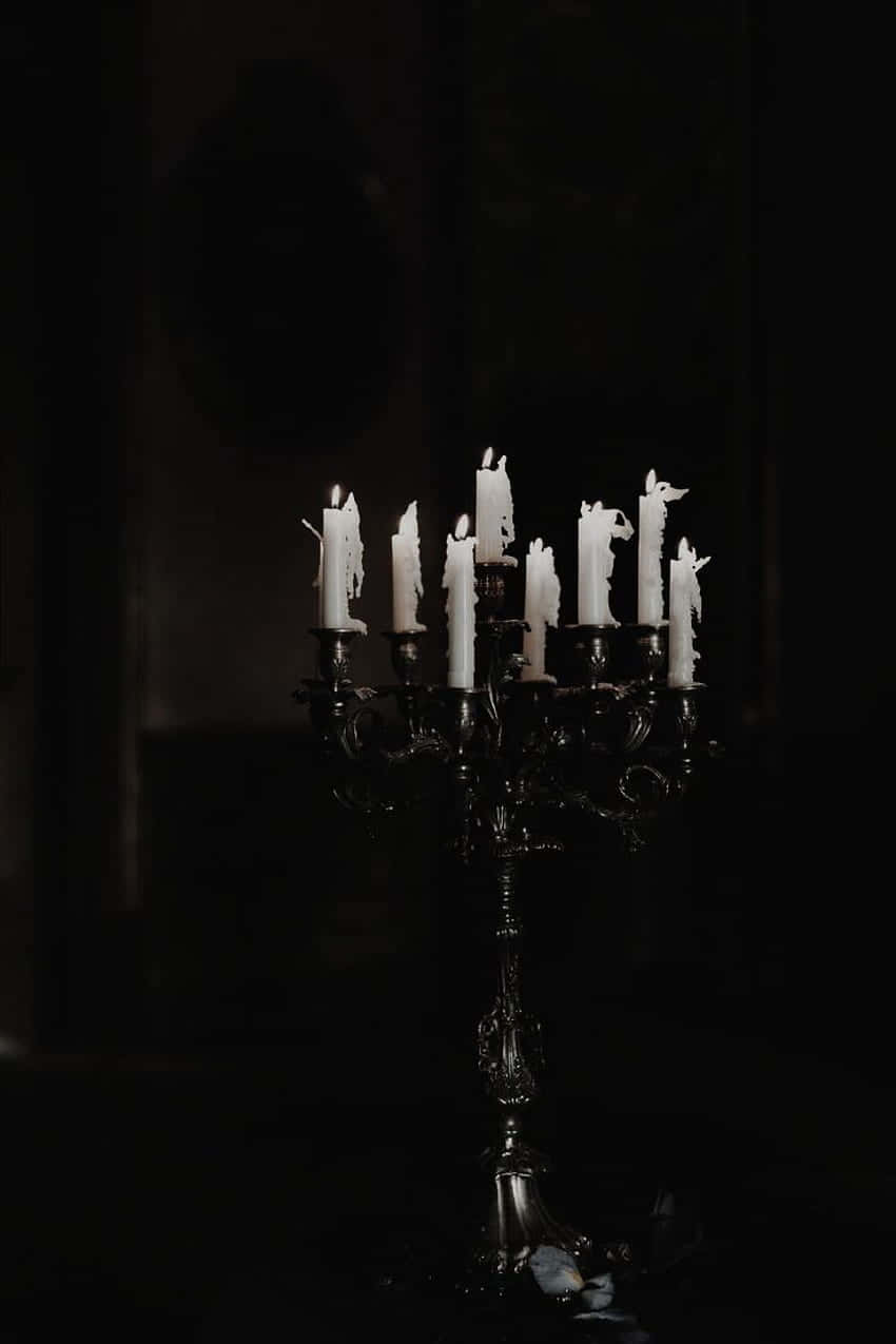 Kandelabra Gothic Dengan Lilin Meleleh Dalam Kegelapan Wallpaper