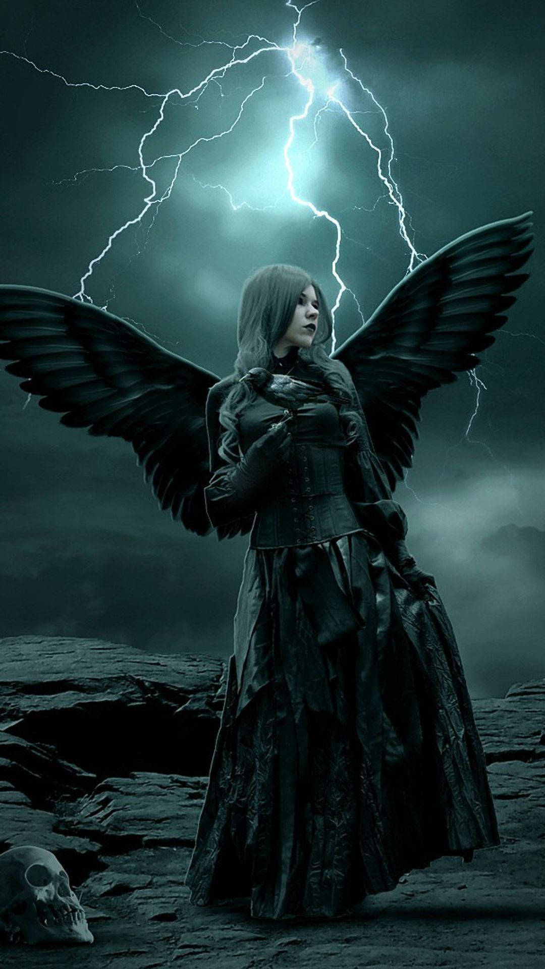 En kvinde i sort med vinger stående foran et stormvejr Wallpaper