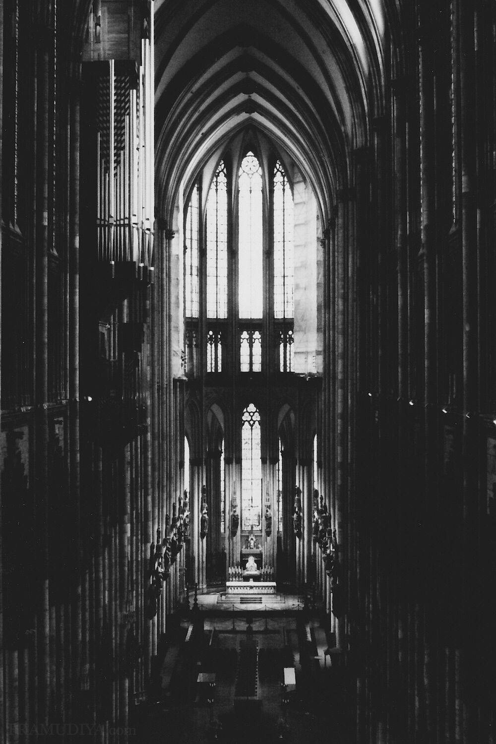 Et sort og hvidt foto af en katedral. Wallpaper