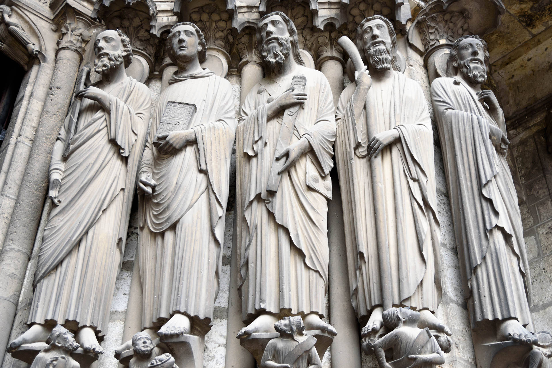 Estátuagótica En La Catedral De Chartres Fondo de pantalla