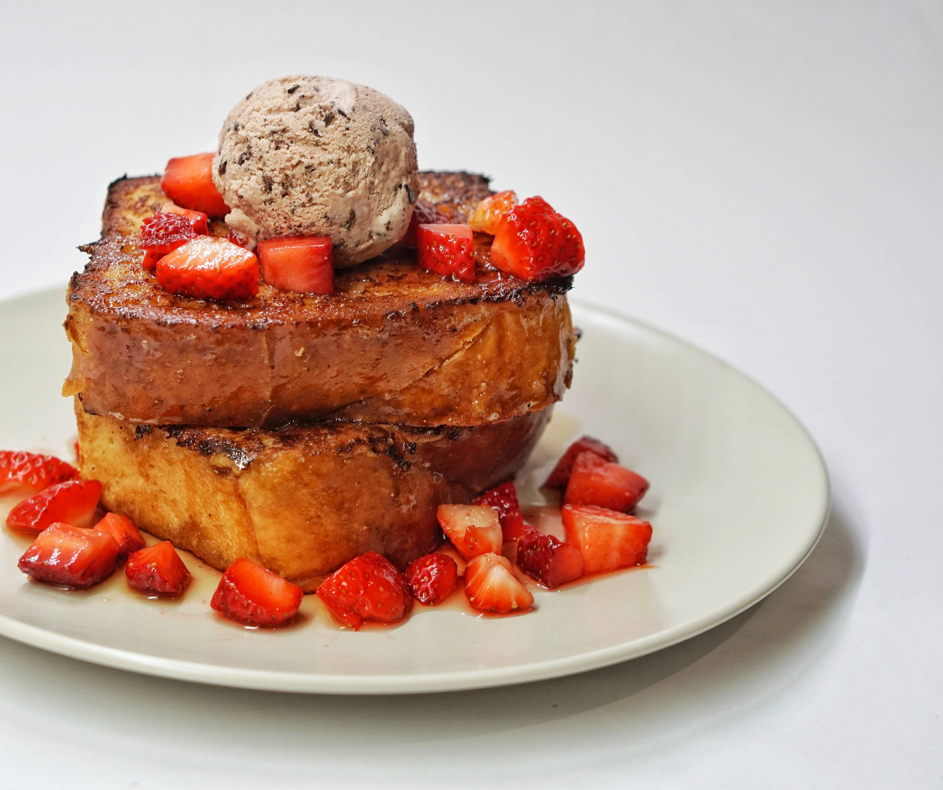 Gourmet Homemade French Toast With Berries And Powdered Sugar Wallpaper