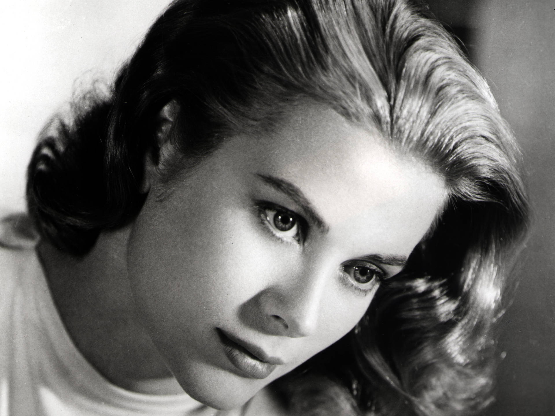 Grace Kelly - The Icon of Classic Elegance Wallpaper