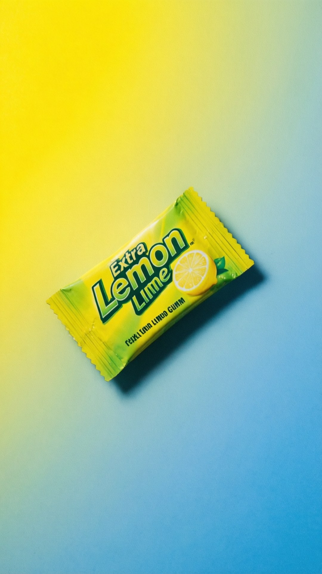 Extra Lemon Lime kauwgomverpakking op gradiëntachtergrond, moderne achtergrond.