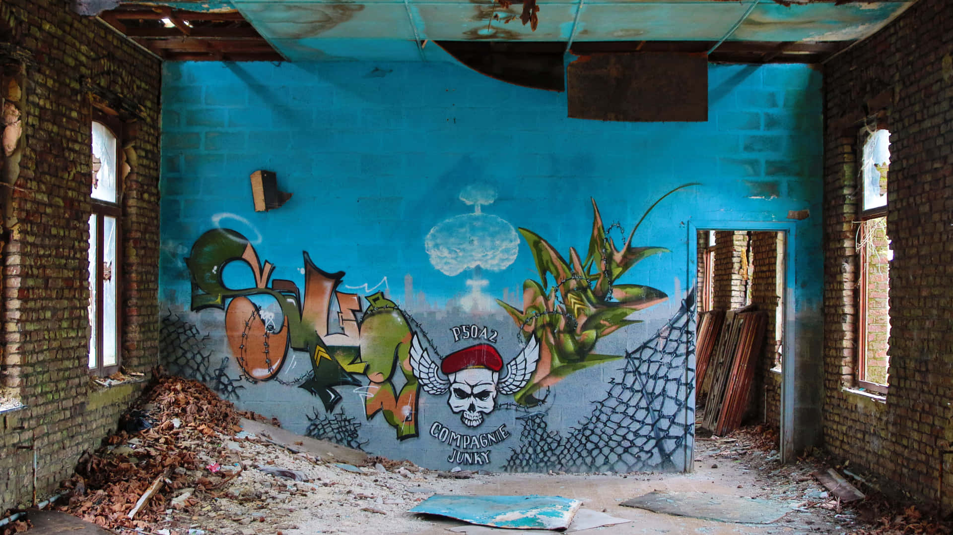 En blå værelse med graffiti på væggene Wallpaper
