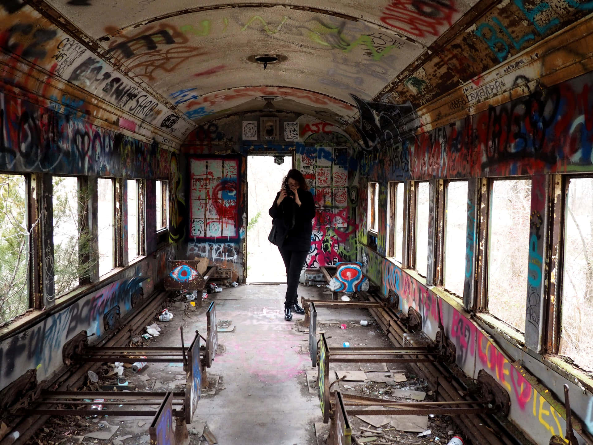 Wagon De Train Abandonné Orné De Graffiti Fond d'écran