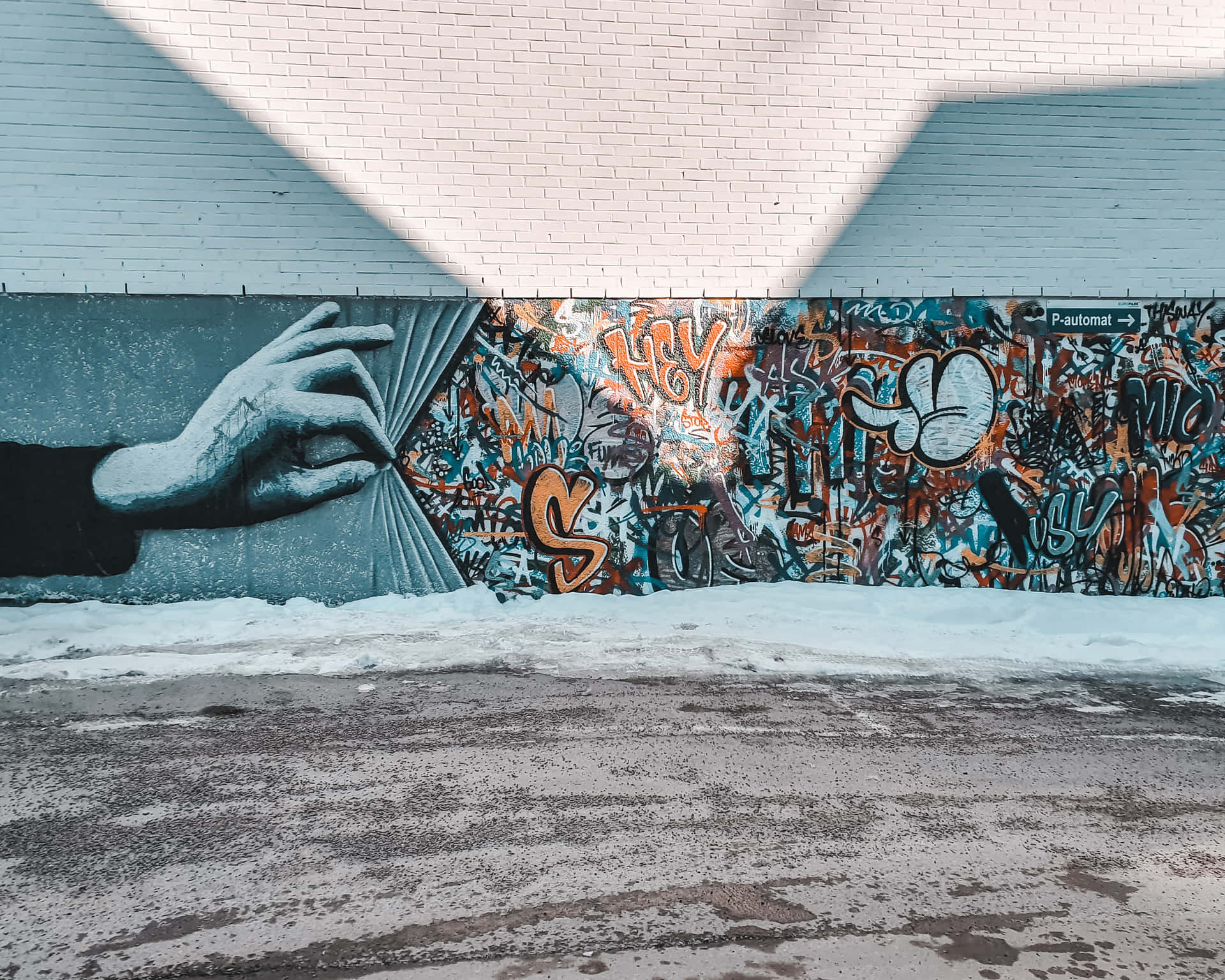 Graffiti billeder sprøjtet med urban flair.