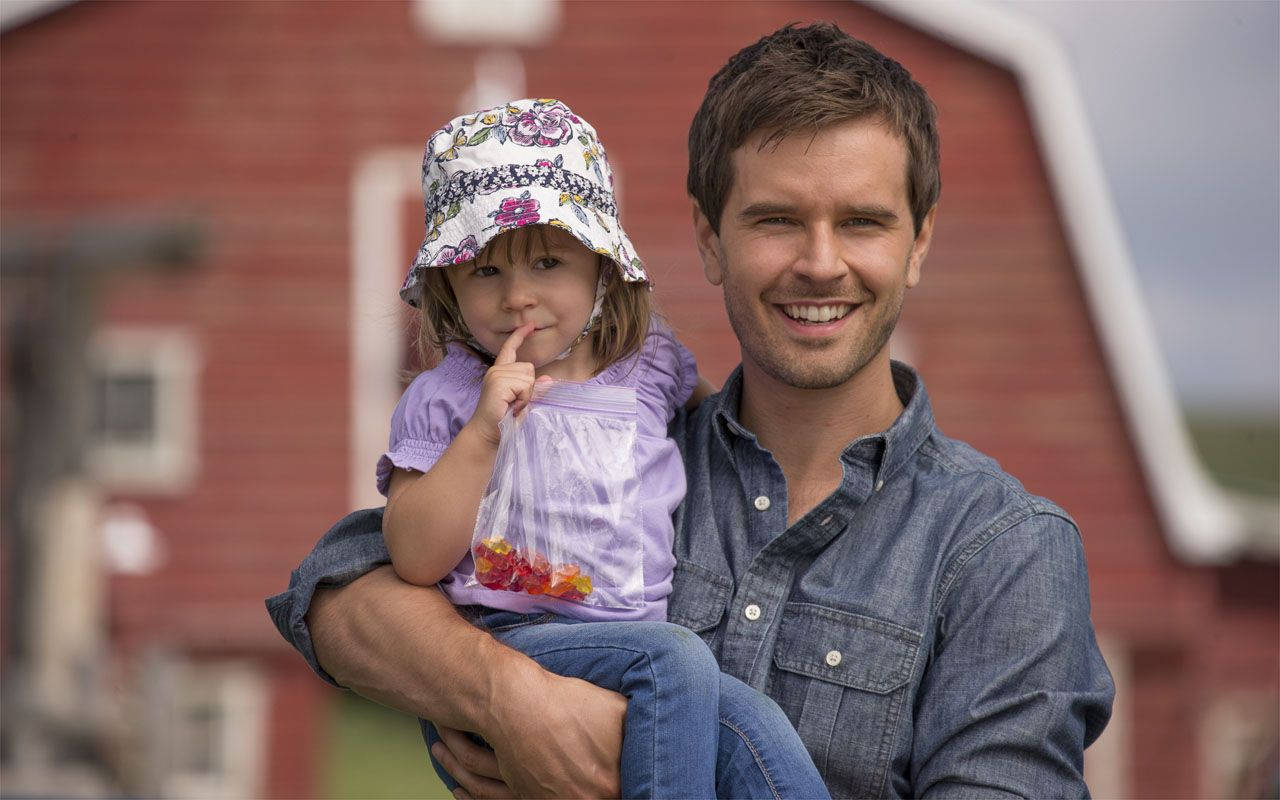 Graham Wardle With Little Girl Wallpaper