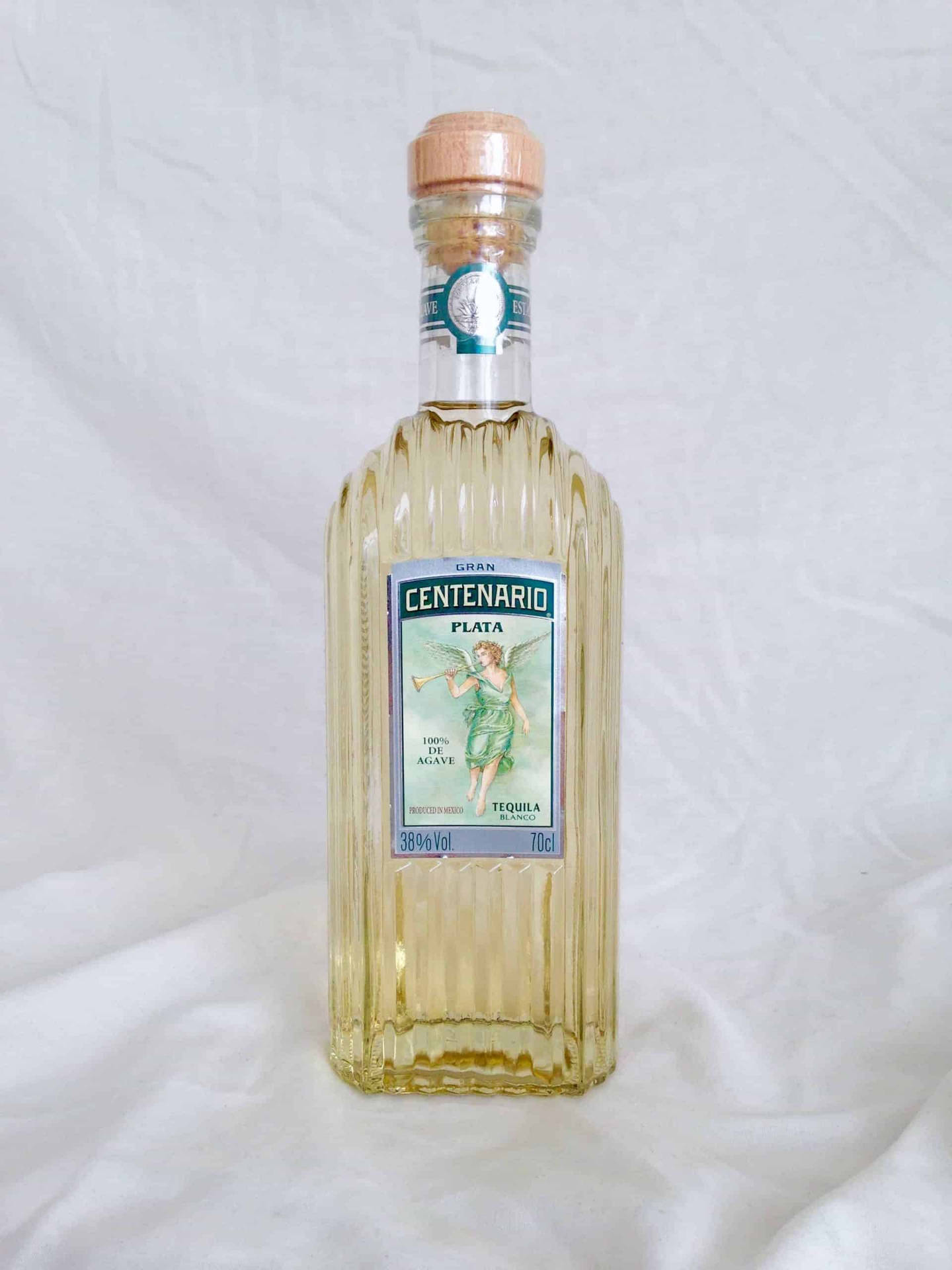 Grancentenario Tequila Plata Auf Weißem Stoff Wallpaper