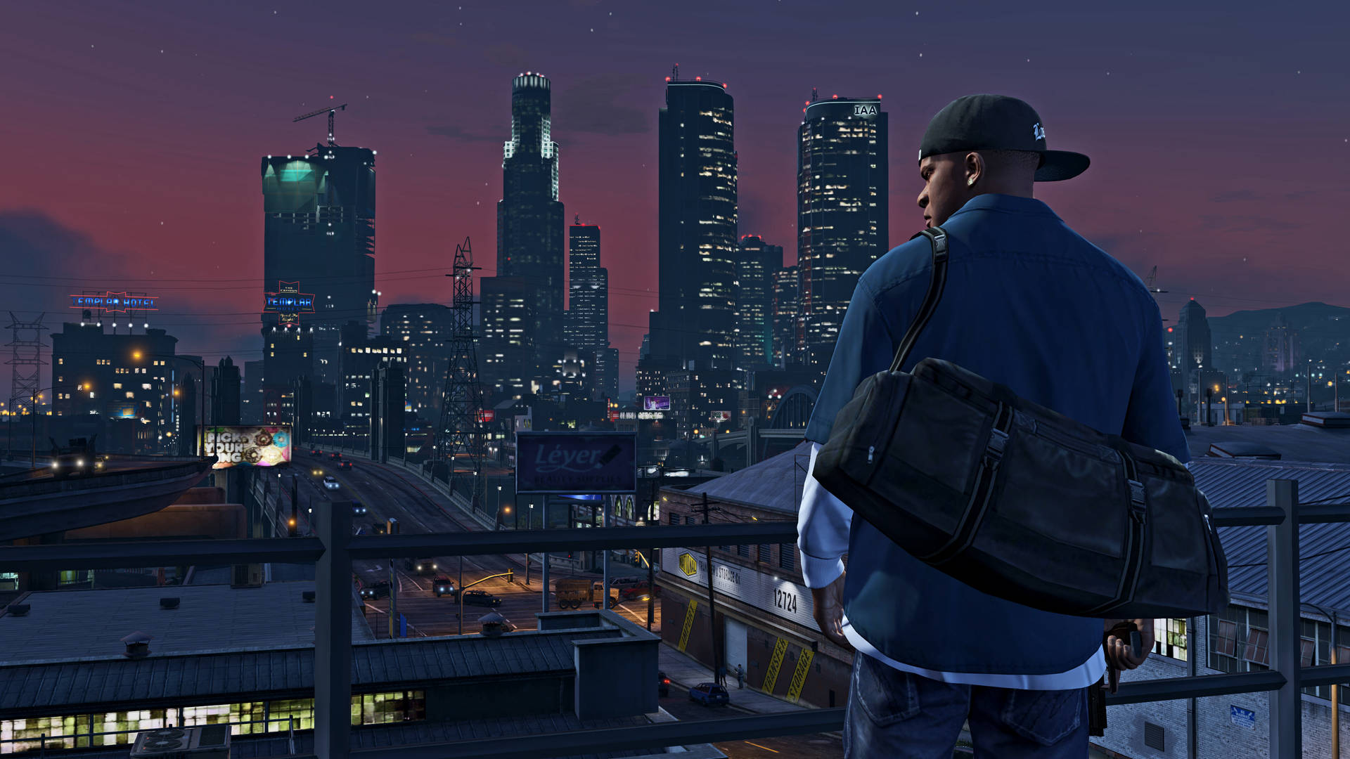 Grand Theft Auto V Franklin observerende Los Santos Tapet Wallpaper