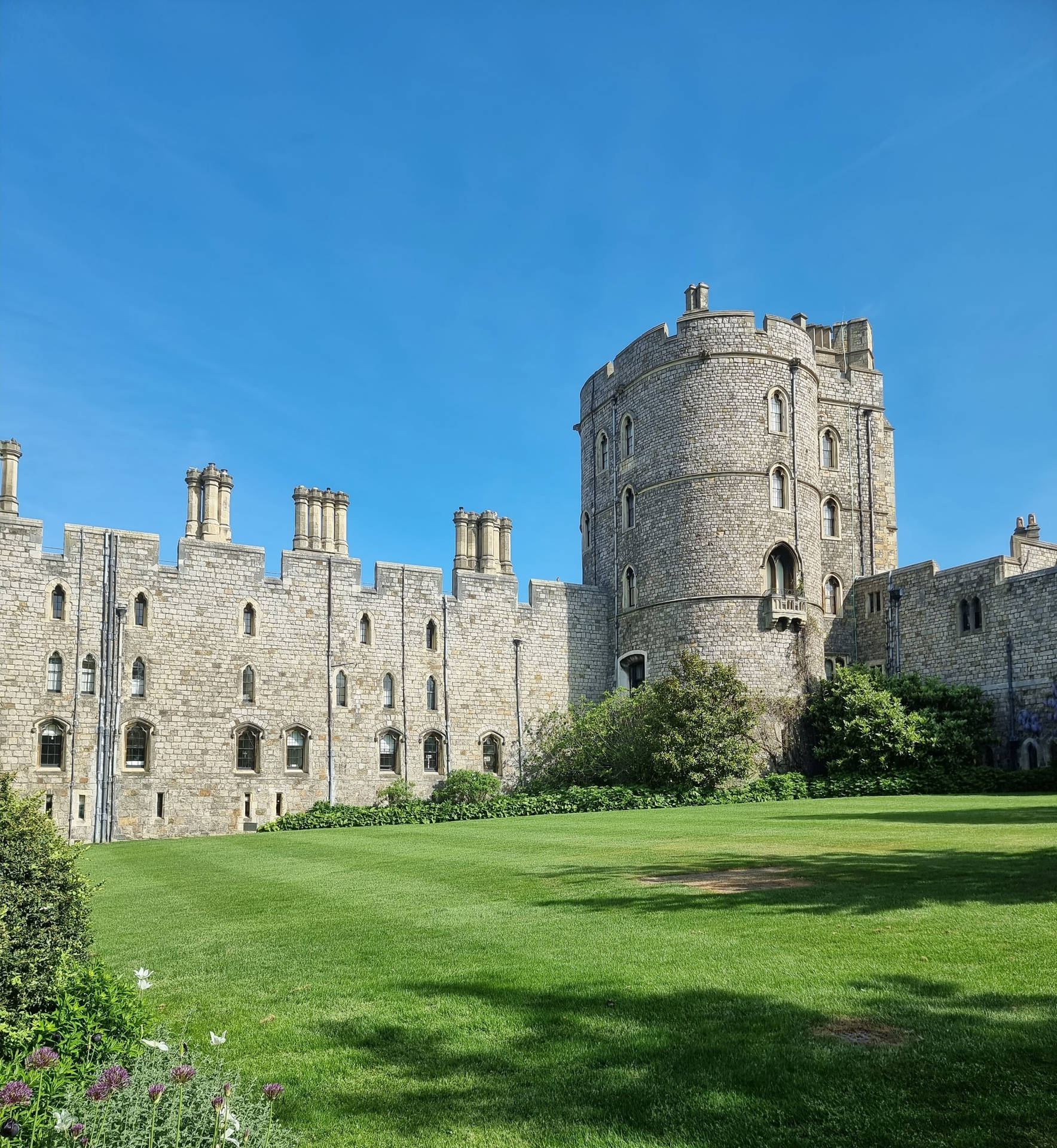 Ilmaestoso Castello Di Windsor Che Si Erge Su Un Verde Prato. Sfondo