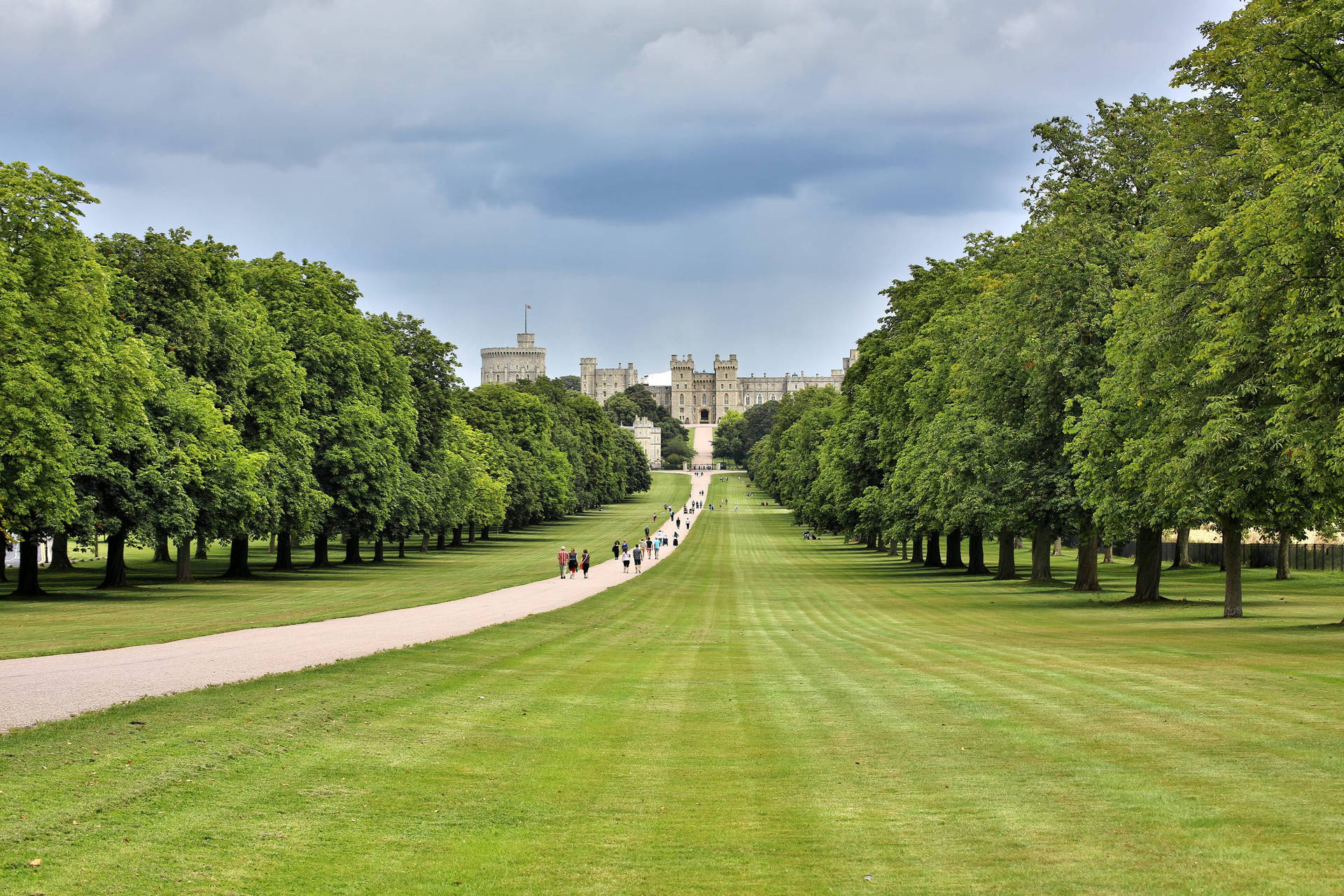 Grassy Path Leading To Windsor Castle Wallpaper