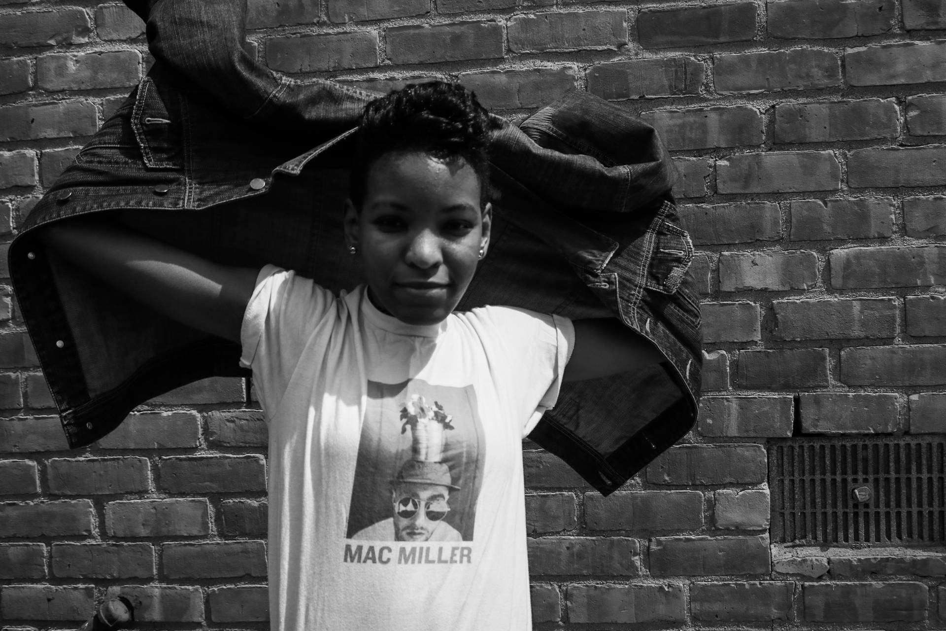 Gråtonebillede Af Pige I Mac Miller-skjorte Wallpaper