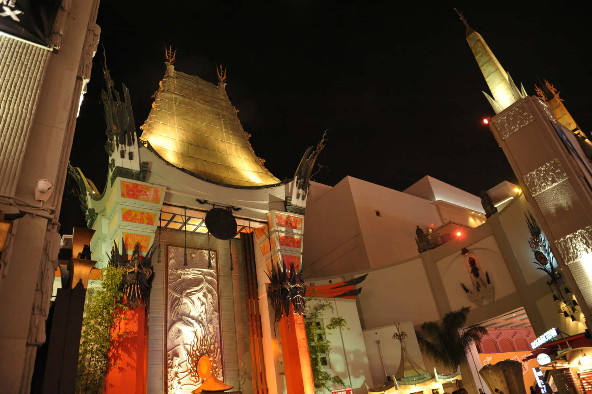Graumans Chinese Theatre At Night Wallpaper