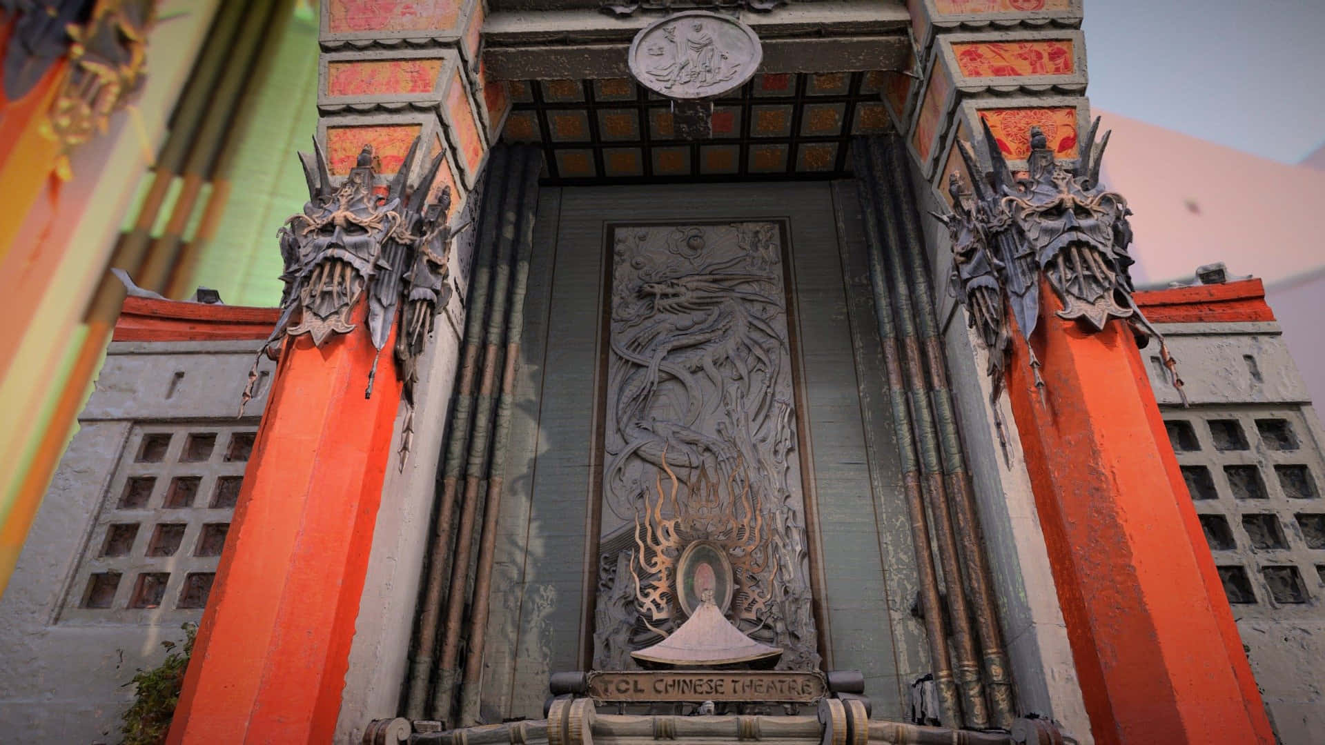 Esculturade Dragón En El Muro Del Grauman's Chinese Theatre Fondo de pantalla