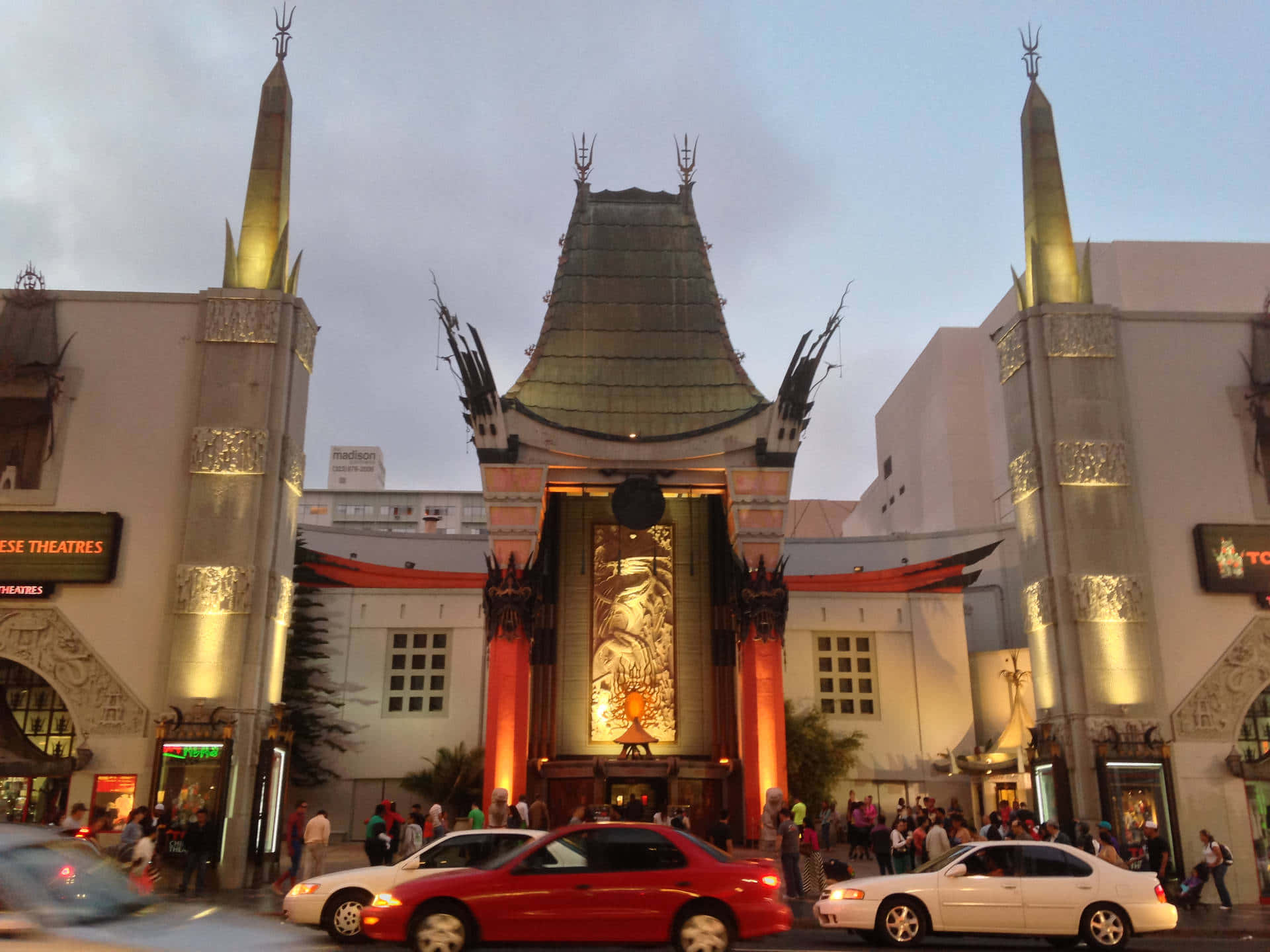 Graumans Chinese Theatre During Early Evening Wallpaper