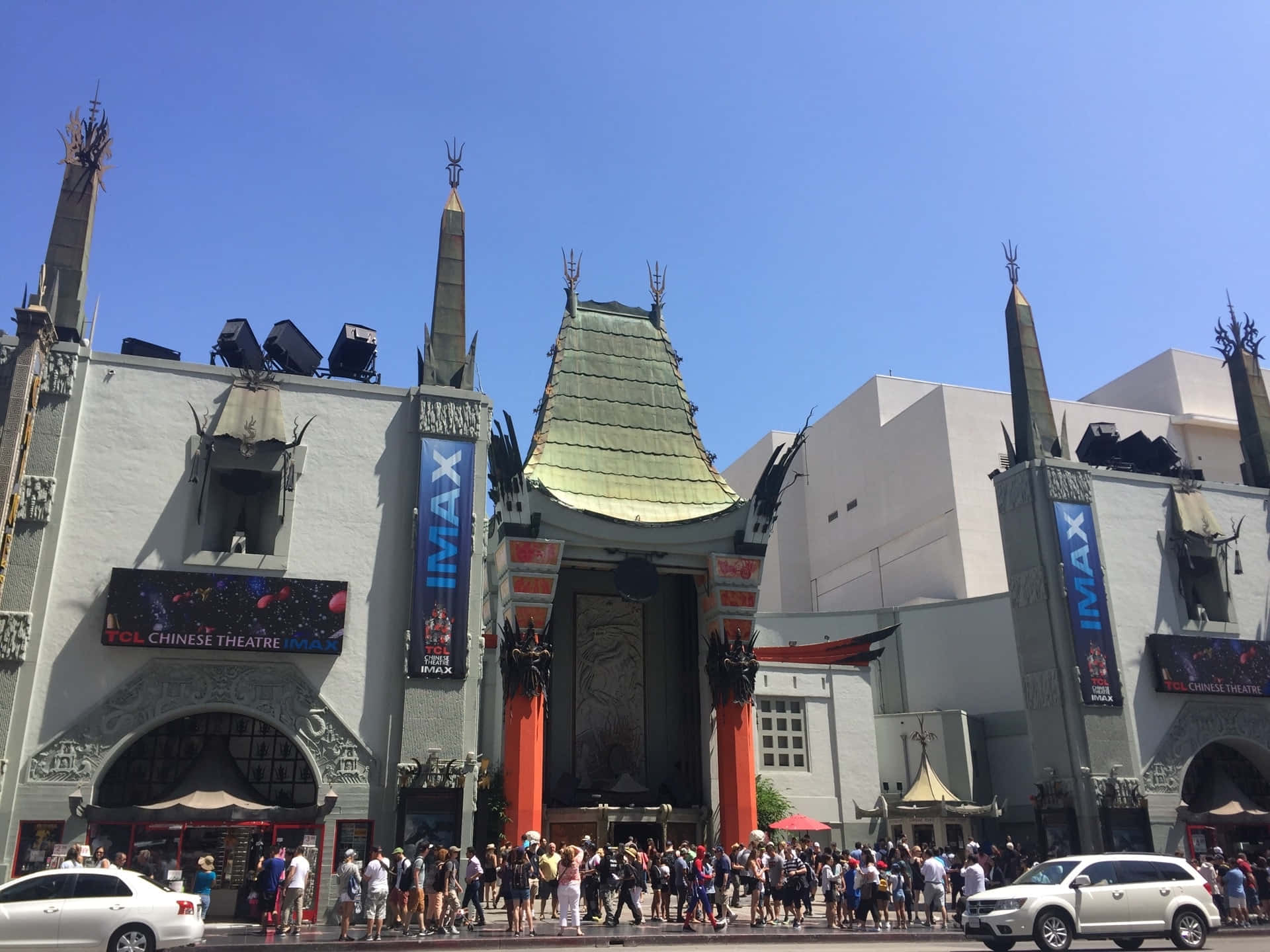 Graumans Chinese Theatre With Crowd Wallpaper
