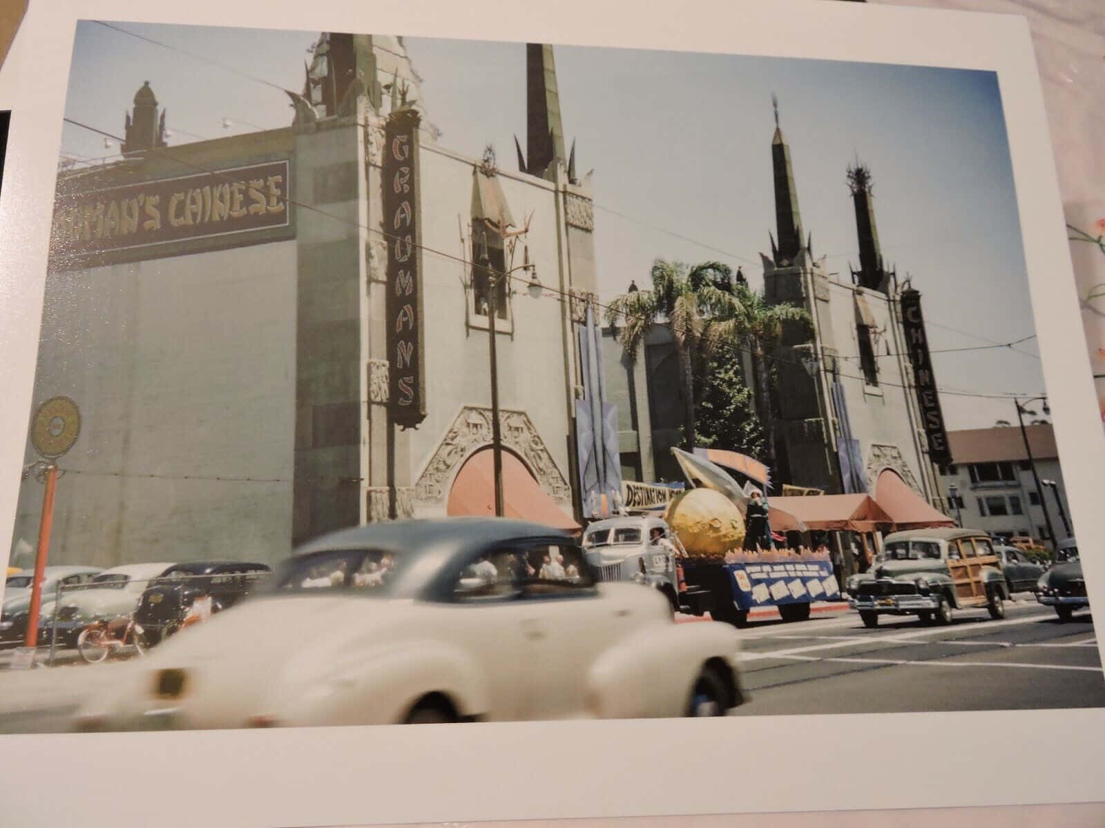 Graumans Chinese Theatre With Retro Cars Wallpaper
